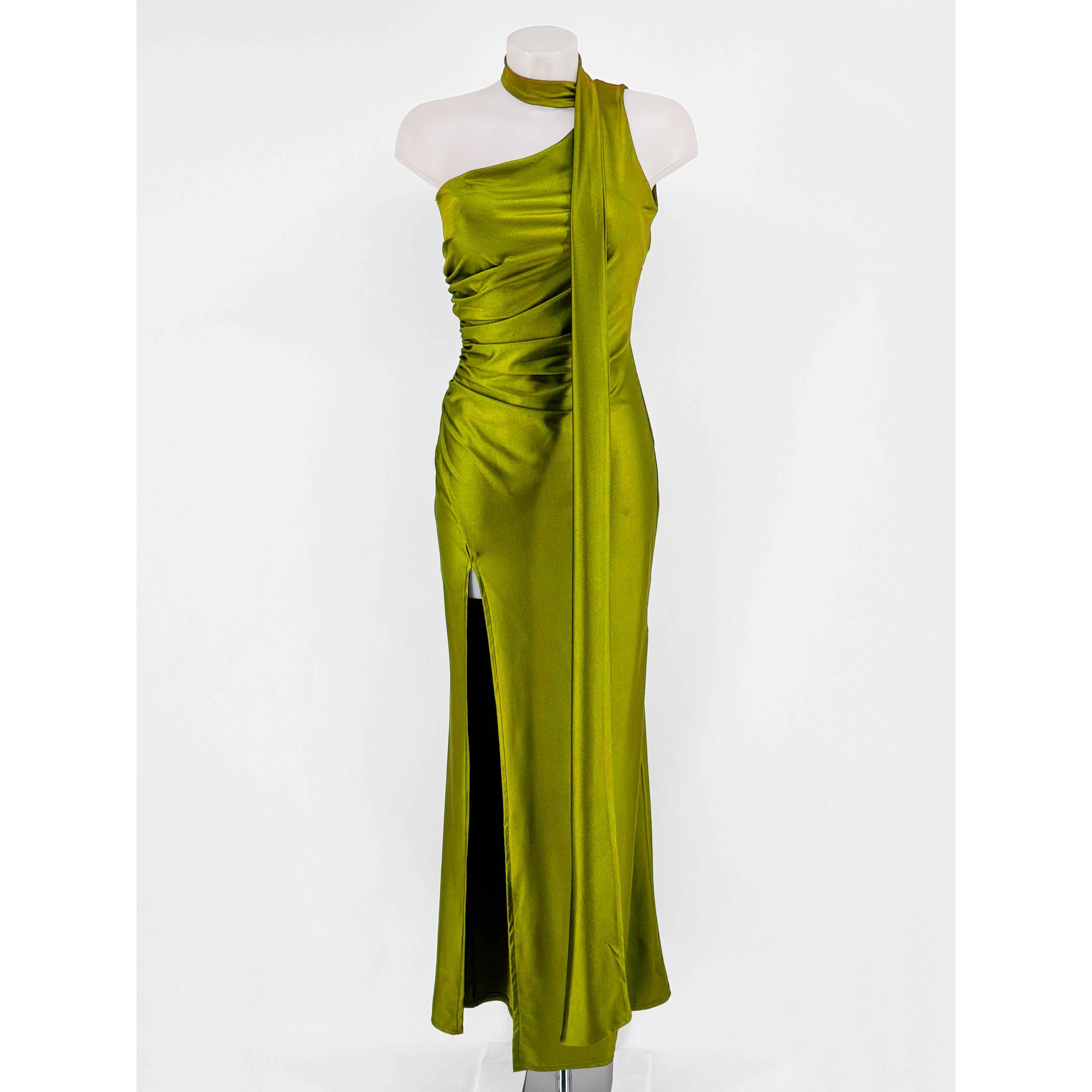 Vestido largo de tejido elástico satinado. Choker al cuello y escote asimétrico, falda con diseño drapeado y abertura en la pierna. Fruncido lateral