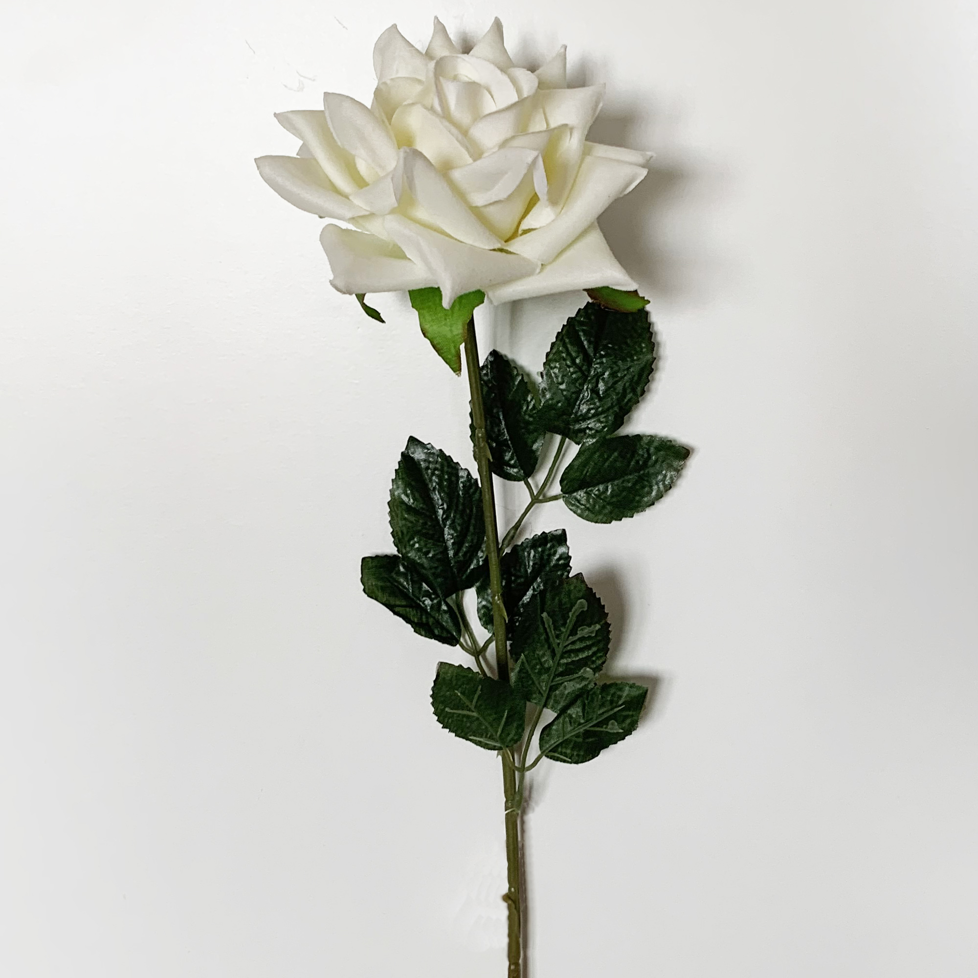 Wellhome Ramo de Rosa de Terciopelo Blanco 75 Cm - Planta Artificial Realista para Decoración de Hogar