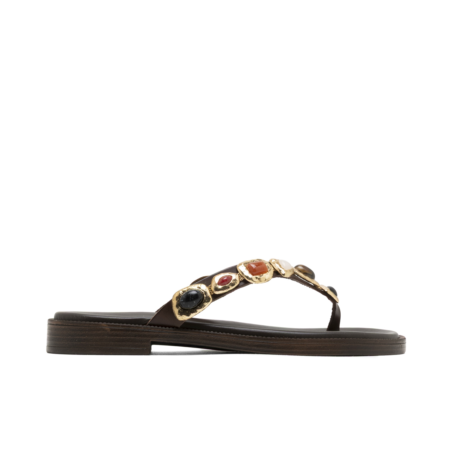 Sandalia plana de piel esclava Carmen con pedrería en tonos metalizados, estilo flip-flop. Confeccionada artesanalmente en España, ofrece comodidad gracias a su plantilla acolchada de piel y estabilid
