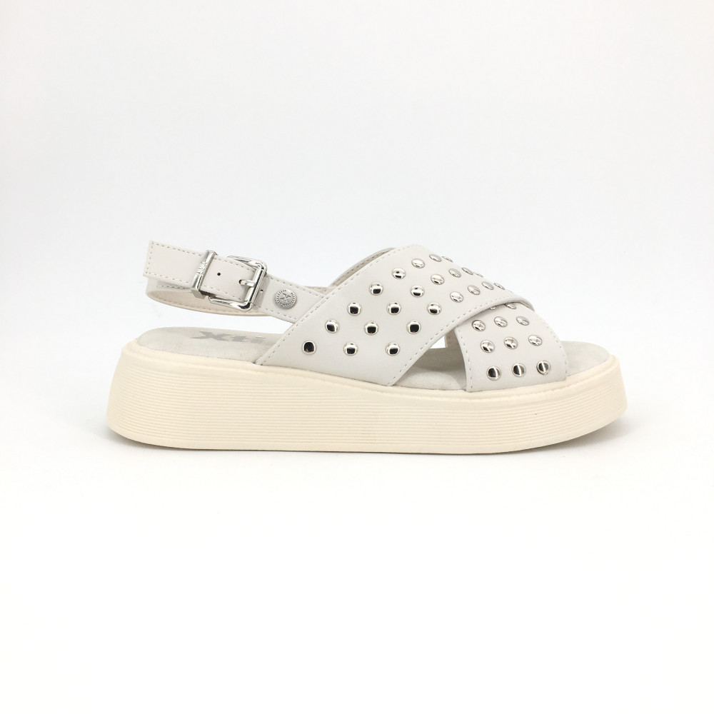 Sandalia Xti para mujer, mod.145239, Sandalia tiras cruzadas con tachuelas cierre hebilla