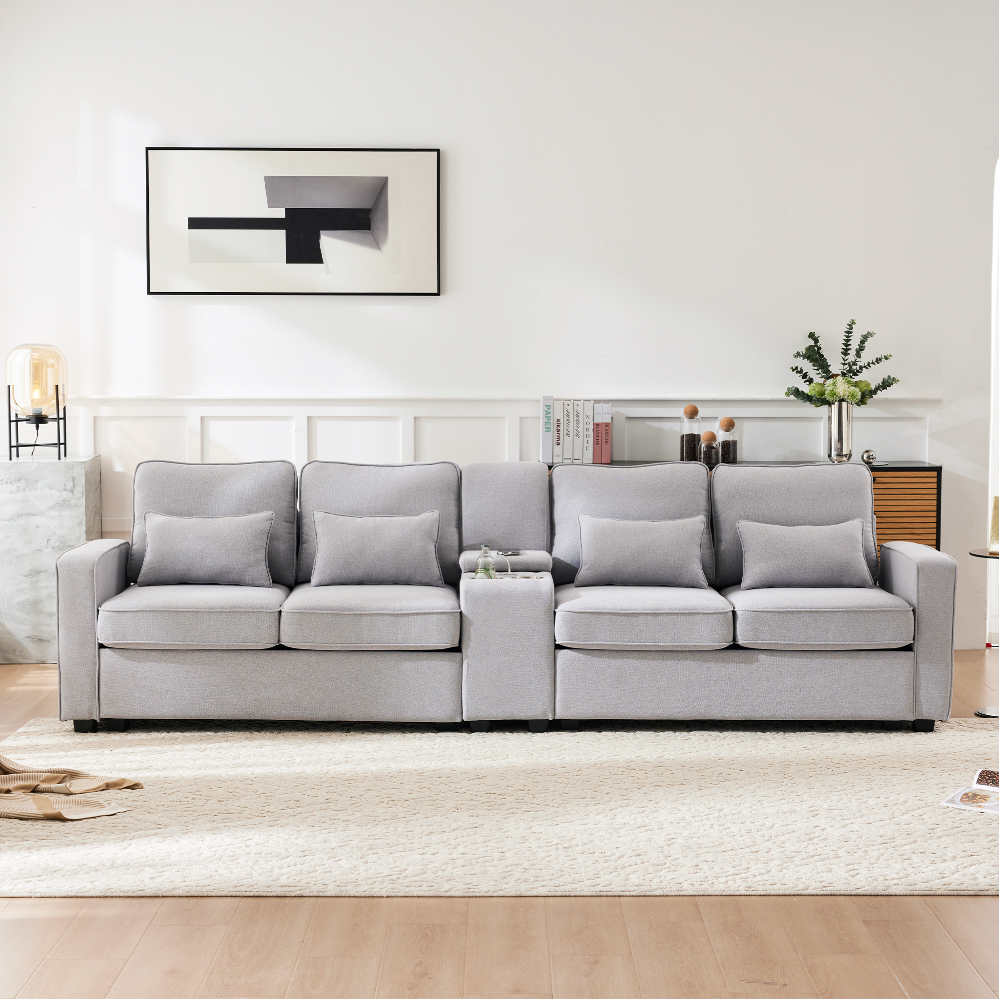 Canapé 4 places gris en tissu aspect lin avec console centrale, porte-gobelets, ports USB et coussins