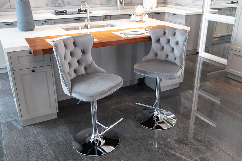 Lot de 2 tabourets de bar pivotants en velours gris avec hauteur réglable et base chromée