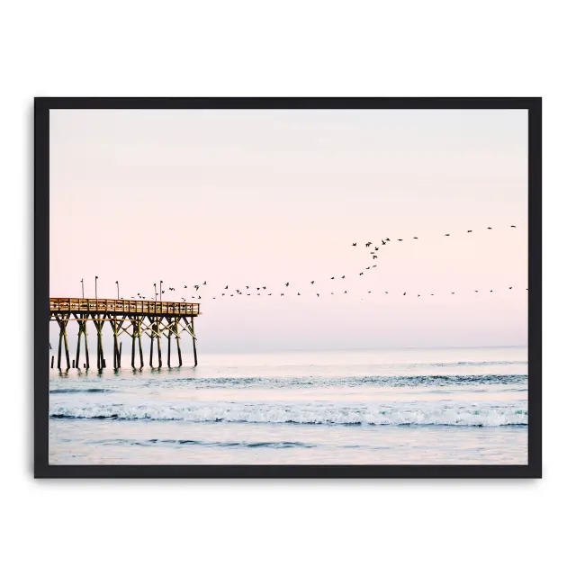 Cuadro birds flying over the pier 30x40cm, Póster impreso en papel de primera calidad de 180gr, montado sobre marco de madera MDF acabado en negro., Naturaleza - Playa