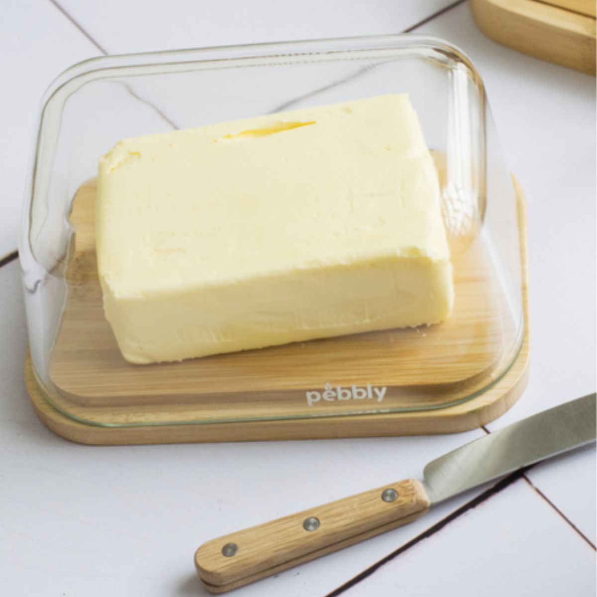 Pebbly - Set mantequillera y cuchillo de untar con base de bambú y tapa de cristal para conservación óptima de mantequilla y quesos, ideal para desayunos y regalos