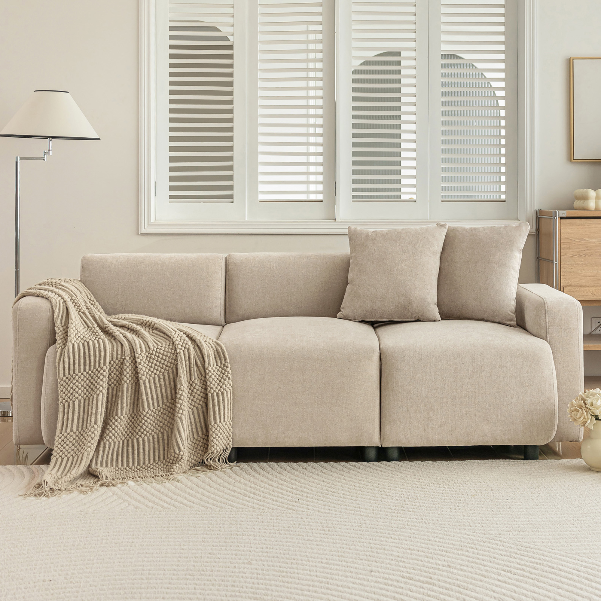 Canapé 3 places beige en chenille avec accoudoirs arrondis et 2 coussins décoratifs