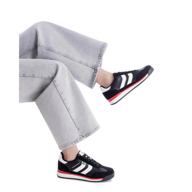 Zapatilla de mujer de la marca Xti, fabricada en material que imita la piel,