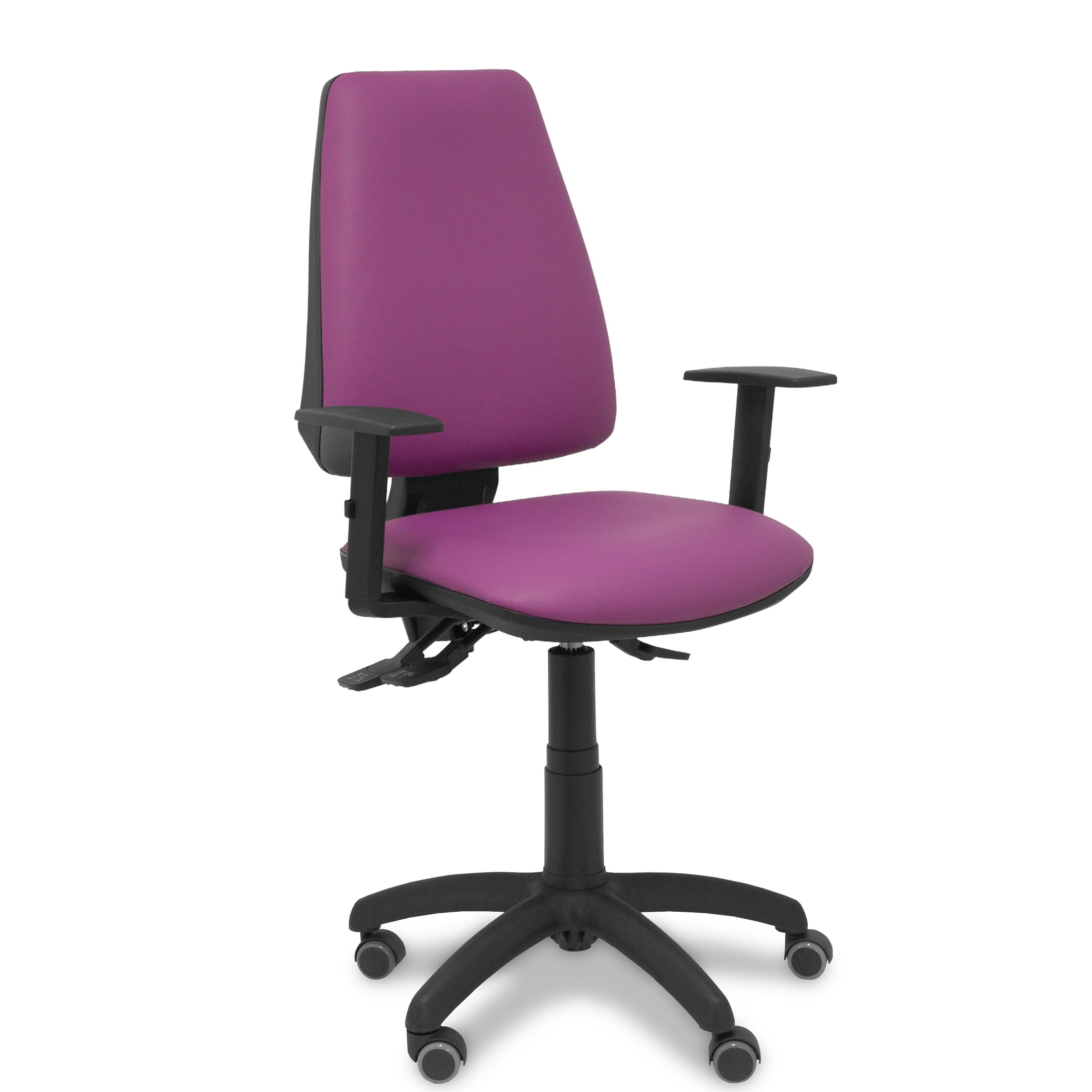 Silla Elche asincro similpiel morado con brazo regulable y ruedas de parqué