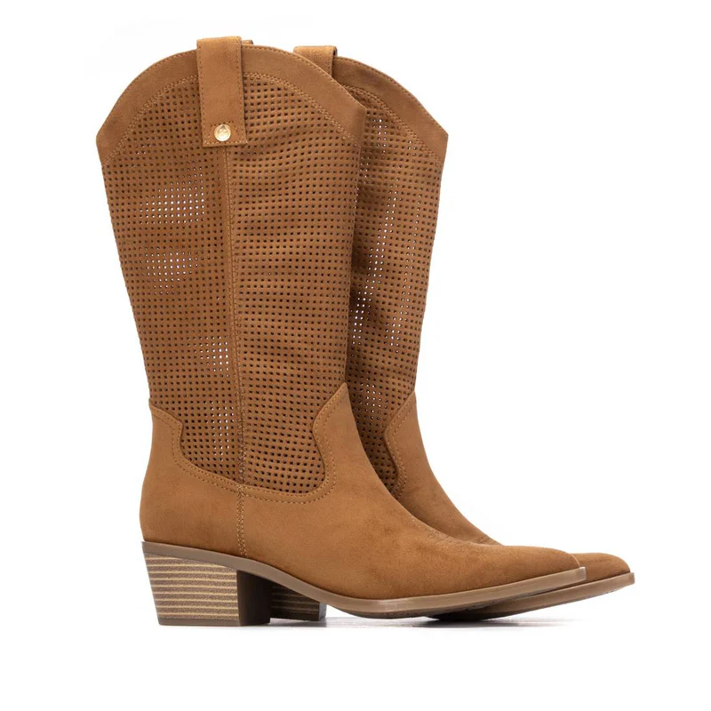 Bota de mujer de la marca Xti, fabricada en suave material de antelina,