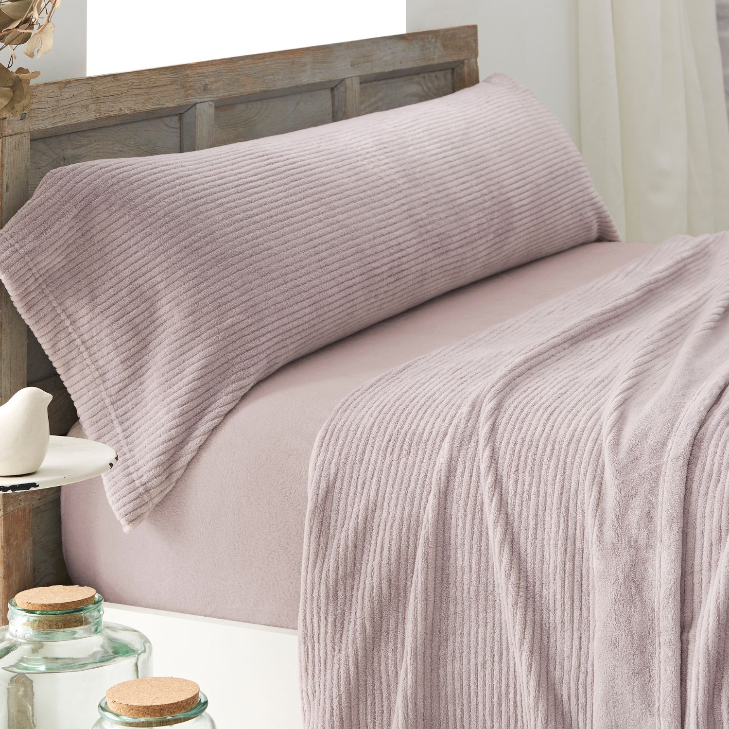 Sábanas de coralina 100% poliéster. Disponible en cama de 90, 105, 135, 150, 150-160, 180 y 200cm. Color Nude. Tejido cálido y extremadamente suave.