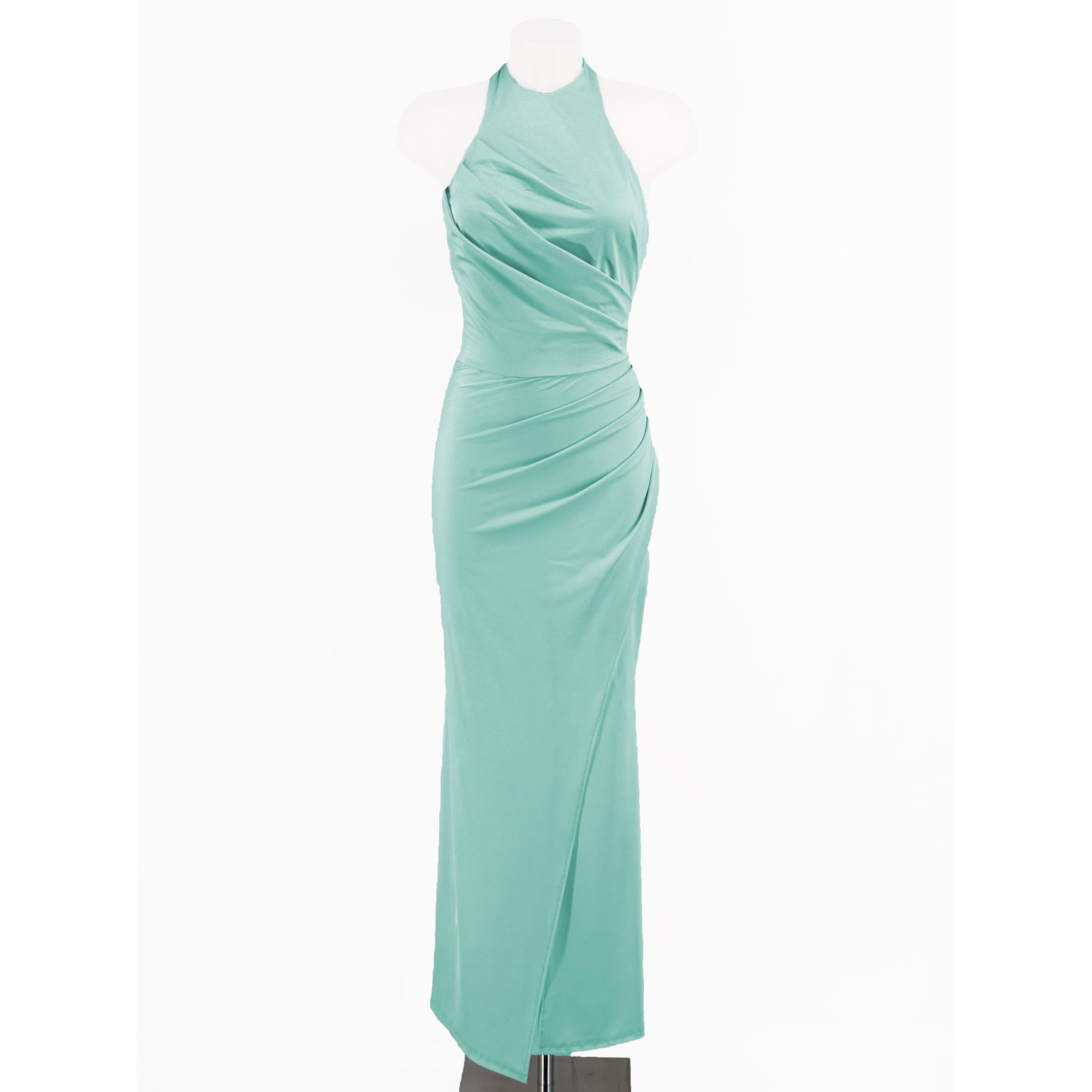 Vestido largo tejido licra, satinado con cuello halter y lazada. Abertura en la pierna y drapeado en la parte delantera. Falda fluida