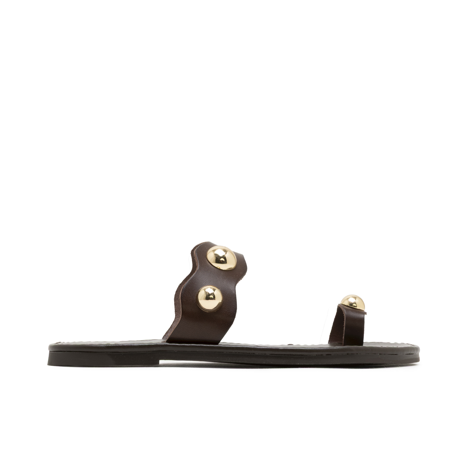 Sandalias planas esclavas de piel Amelie Moka con tachuelas esféricas, confort y tendencia en cada paso. Con plantilla acolchada y suela antideslizante, brindan estabilidad y comodidad. Hechas en Espa