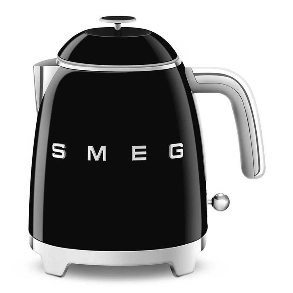 Smeg - Hervidor de agua eléctrico KLF05BLEU 0,8 L y 1400 W con filtro integrado, estilo años 50 y acabado negro para cocina o oficina