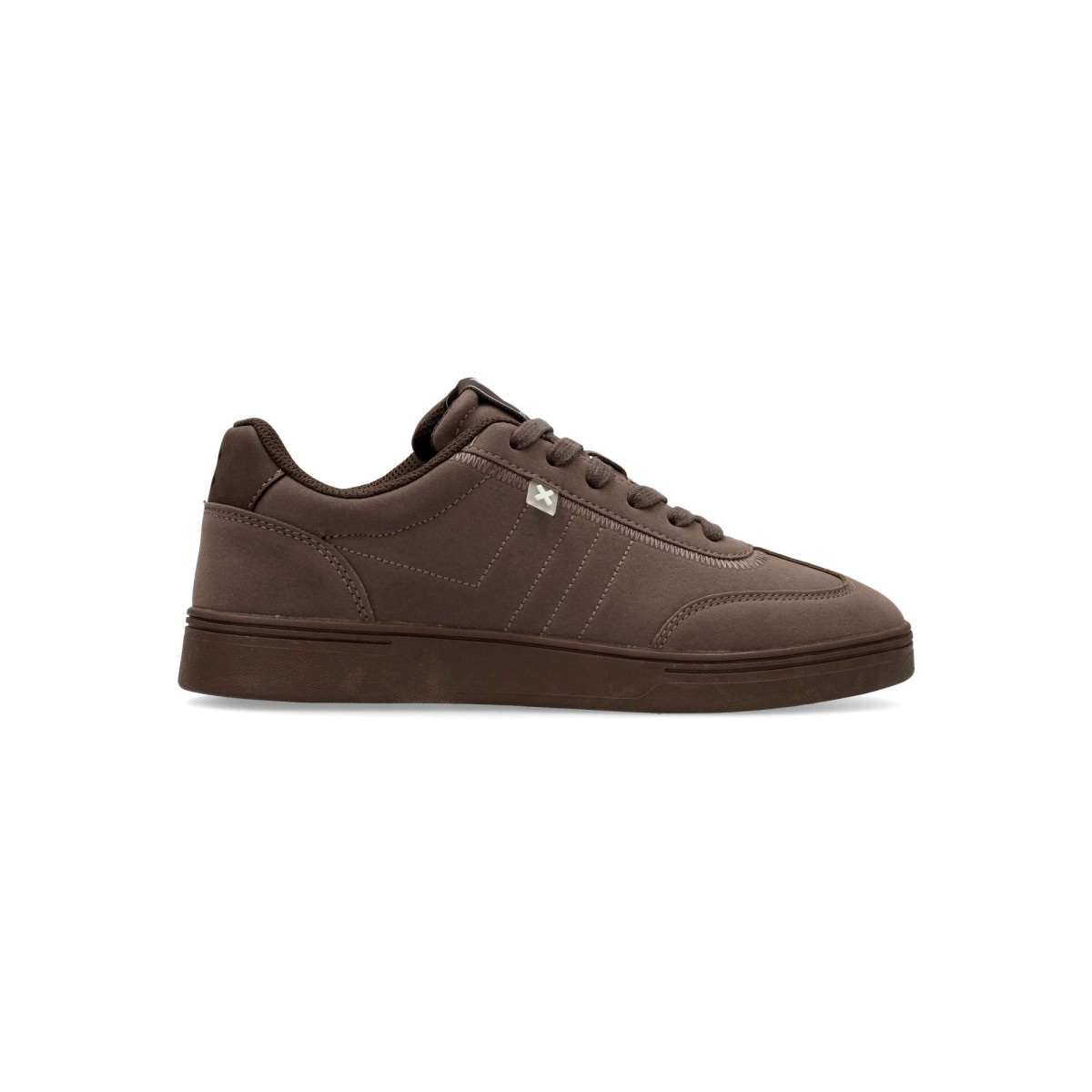 XTI - Zapatillas casual hombre modelo XTIsneakers con cierre de cordones, fabricadas en piel sintética y suela de goma antideslizante, plantilla acolchada y extraíble, certificadas veganas