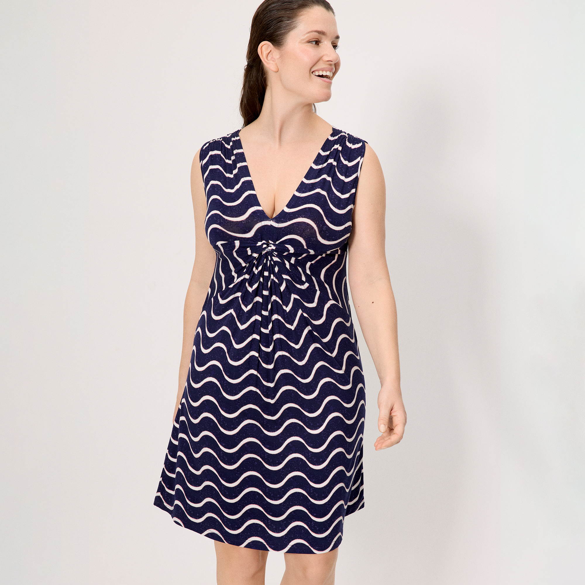 Ysabel Mora - Vestido corto escote en V estampado ondas