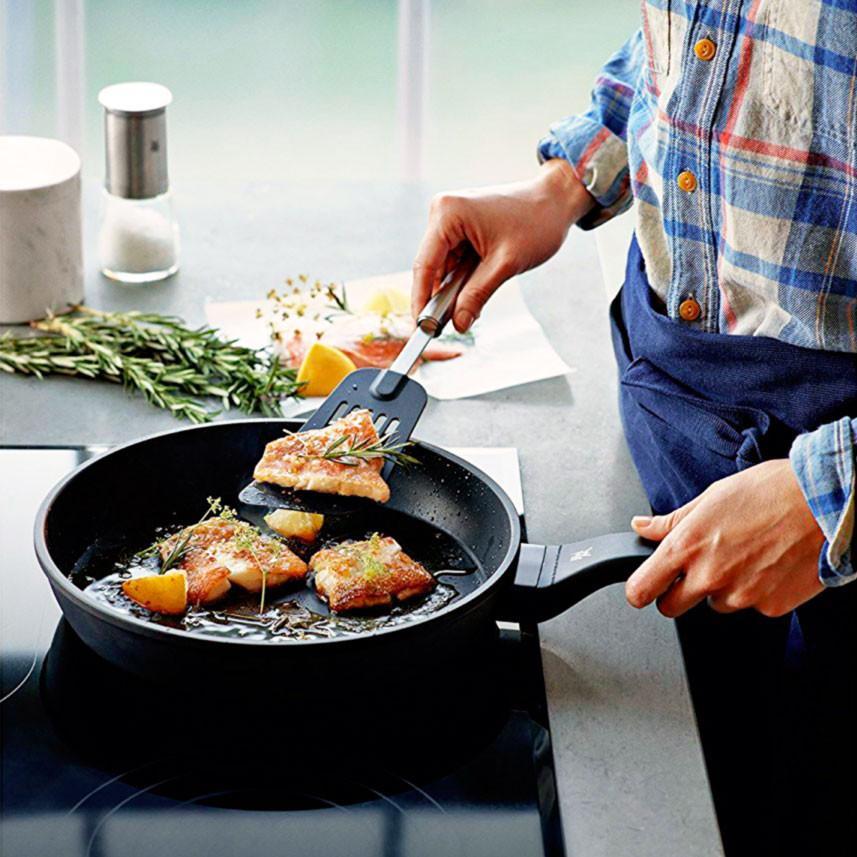 Sartén Antiadherente WMF PermaDur Premium de Alta Gama, Fabricada en Alemania con Base TransTherm® para Todo Tipo de Cocinas, Incluida Inducción