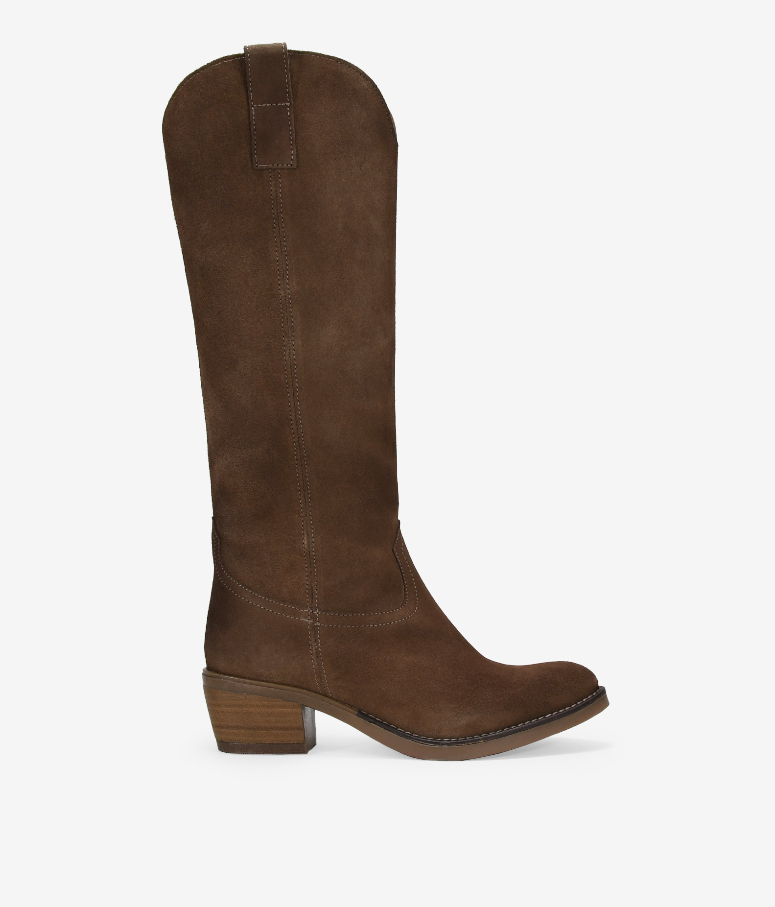 Bosanova Botas cowboy de caña alta confeccionada en serraje de piel con ligero tacón de madera y goma de 5 cm. Con forro de piel.