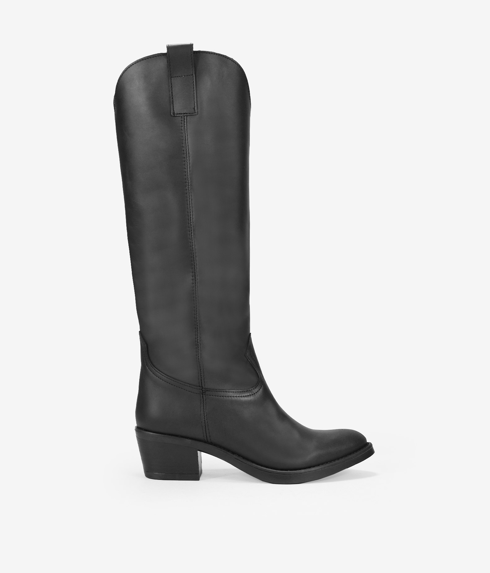 Bosanova Botas cowboy de caña alta confeccionadas en piel con ligero tacón de madera y de goma de 5 centímetros. Con forro de piel.