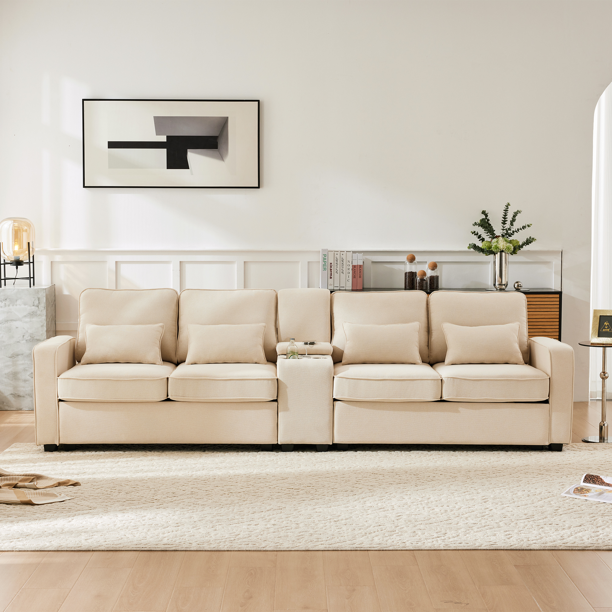 Canapé 4 places beige en tissu aspect lin avec console centrale, porte-gobelets, ports USB et coussins