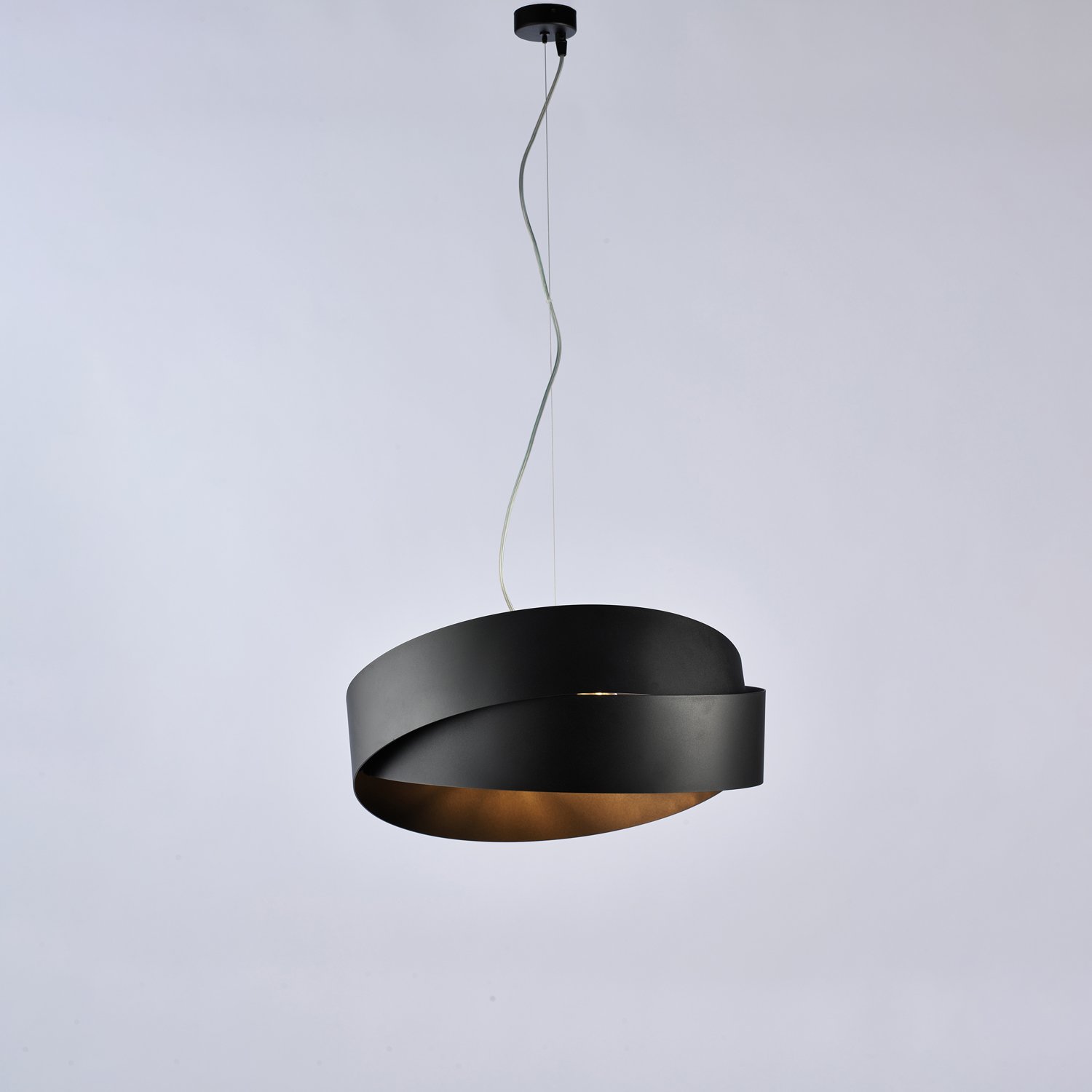 La suspensión Moderna Astro 2 enciende El Hierro lacado Negro with gold