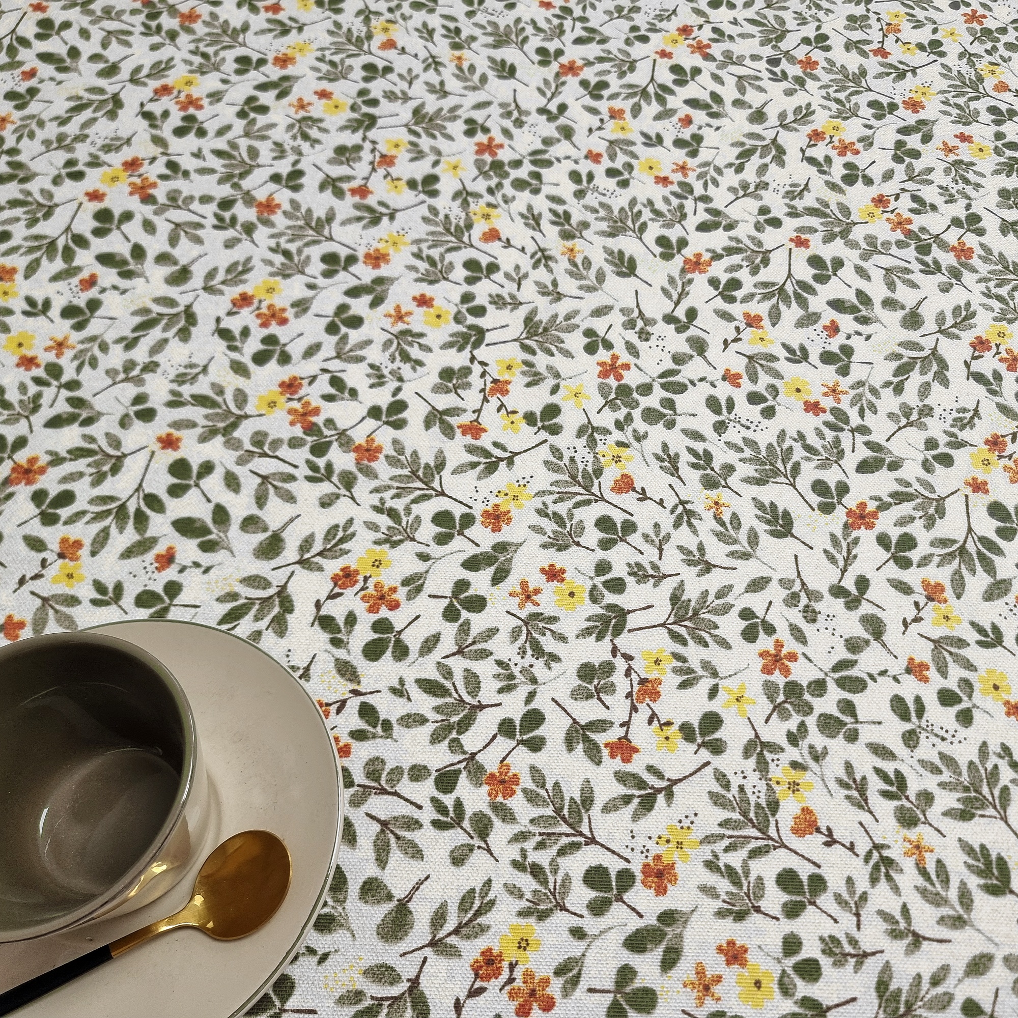 Mantel de tela resinada impermeable con estampado de flores pequeñas, rectangular y fácil de limpiar, ideal para cocina, comedor, jardín o picnic