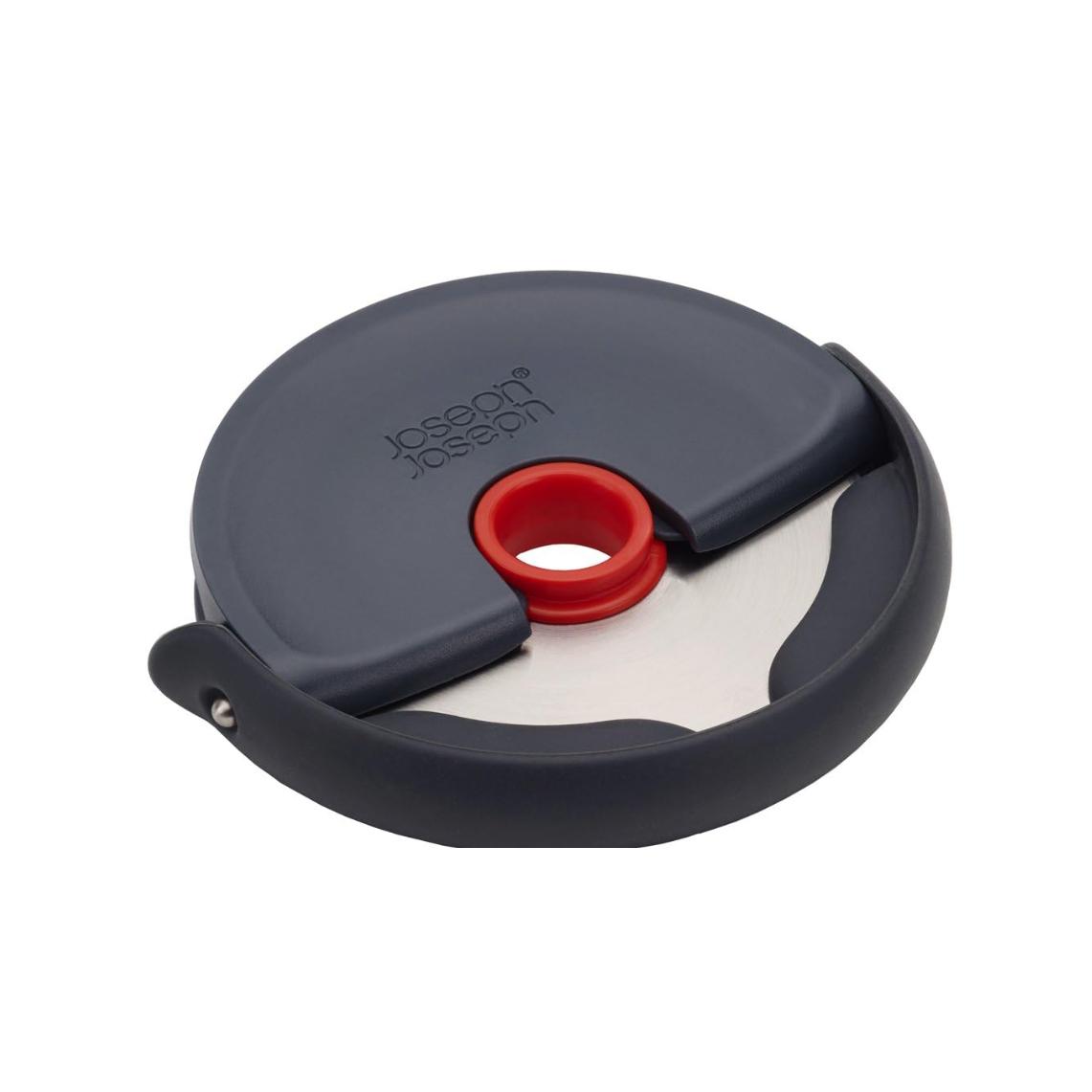 Cortador de pizza Joseph Joseph gris modelo Disc, diseño ergonómico y fácil limpieza.