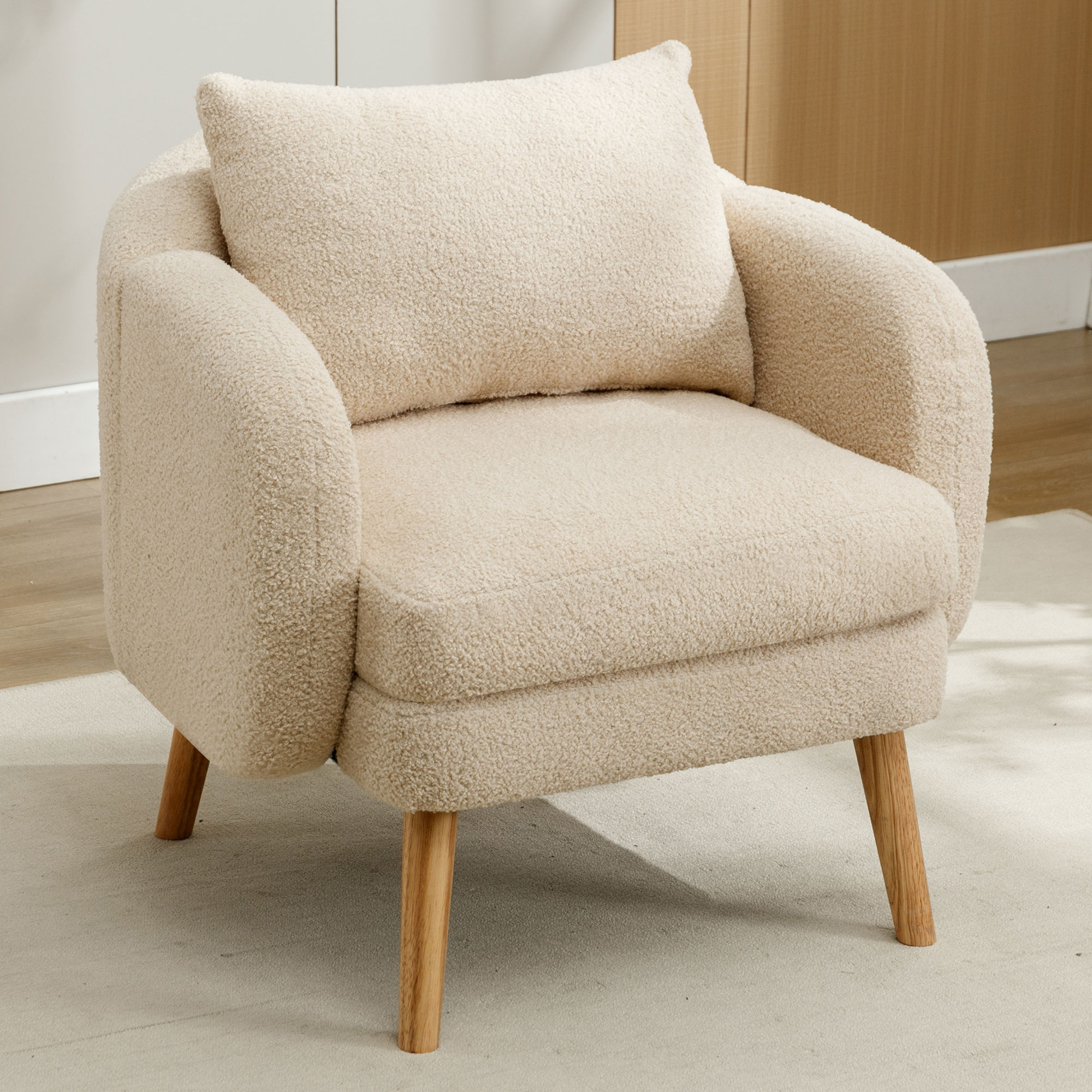 Fauteuil beige en tissu teddy avec coussin épais, dossier confortable et pieds en bois massif