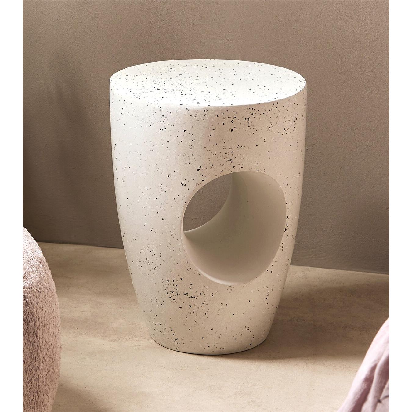 Mesa aux. agujero imit. terrazo 47 cms. 37dx47 cms. El mejor complemento para tu hogar lo encontrarás aquí.