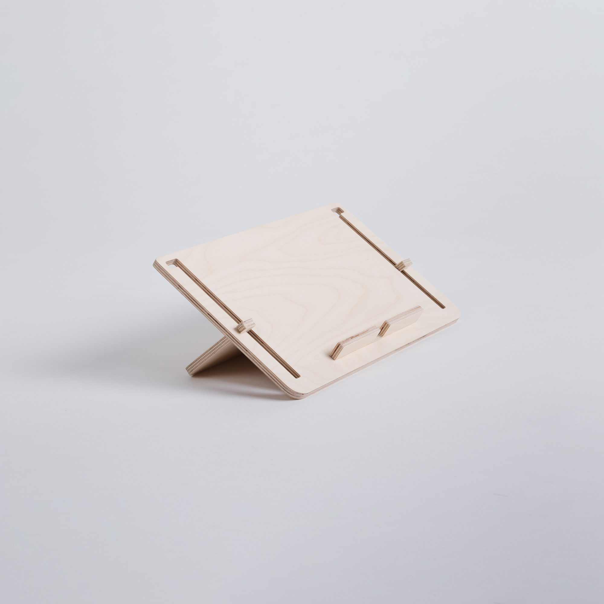 Soporte minimalista para tablets y libros con diseño de madera de abedul