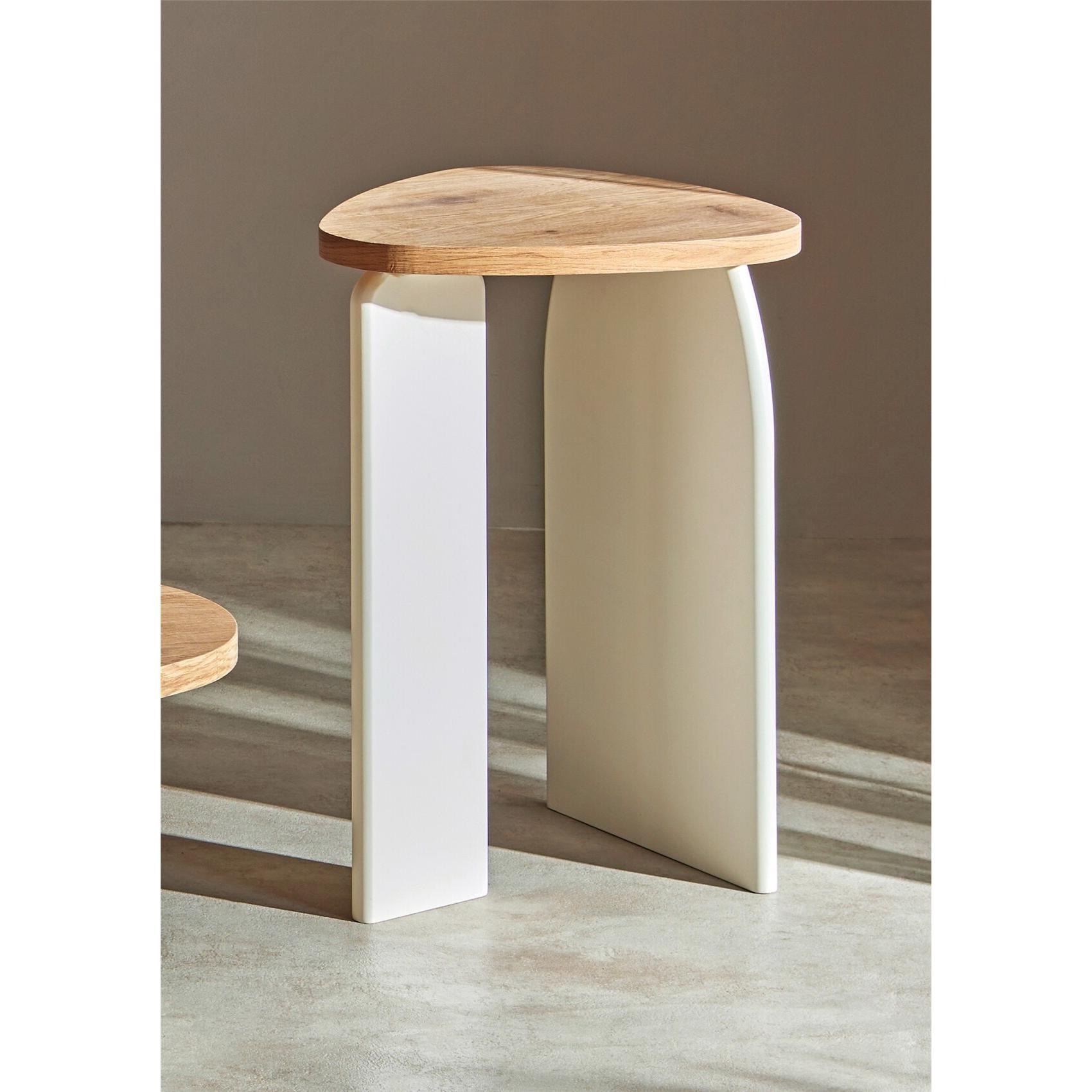Mesa aux. makalani chapado fresno/lacado blanco 60x45x40 cms. 60x45x40 cms. El mejor complemento para tu hogar lo encontrarás aquí.