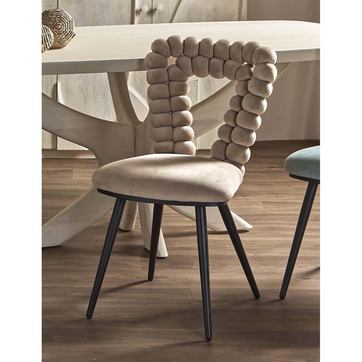 Silla nimpha triangular terciopelo beige 47x47x85 cms. El mejor complemento para tu hogar.