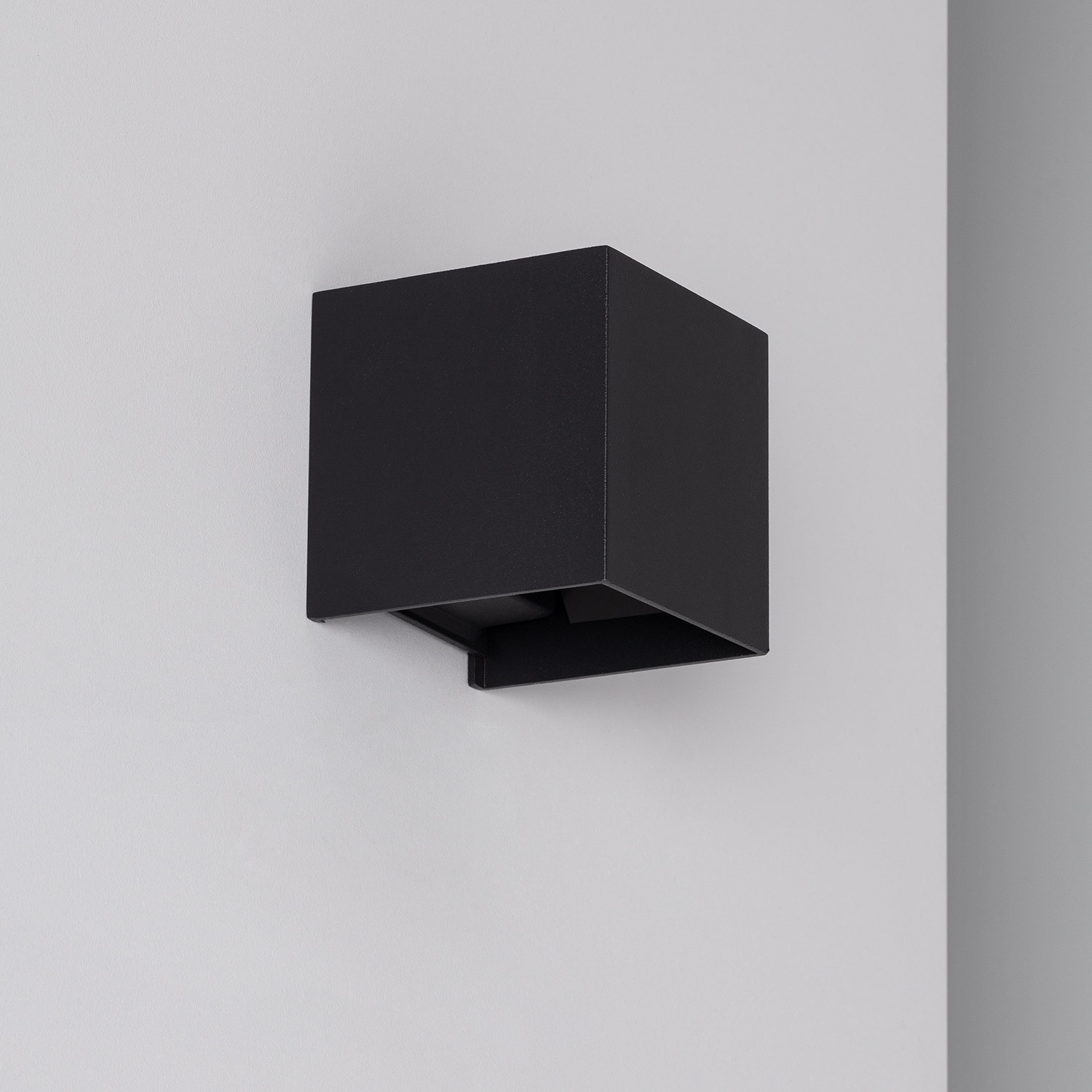 Ledkia Aplique de Pared Exterior LED 6W de Aluminio Iluminación Doble Cara Eros Negro 3000K Blanco Cálido