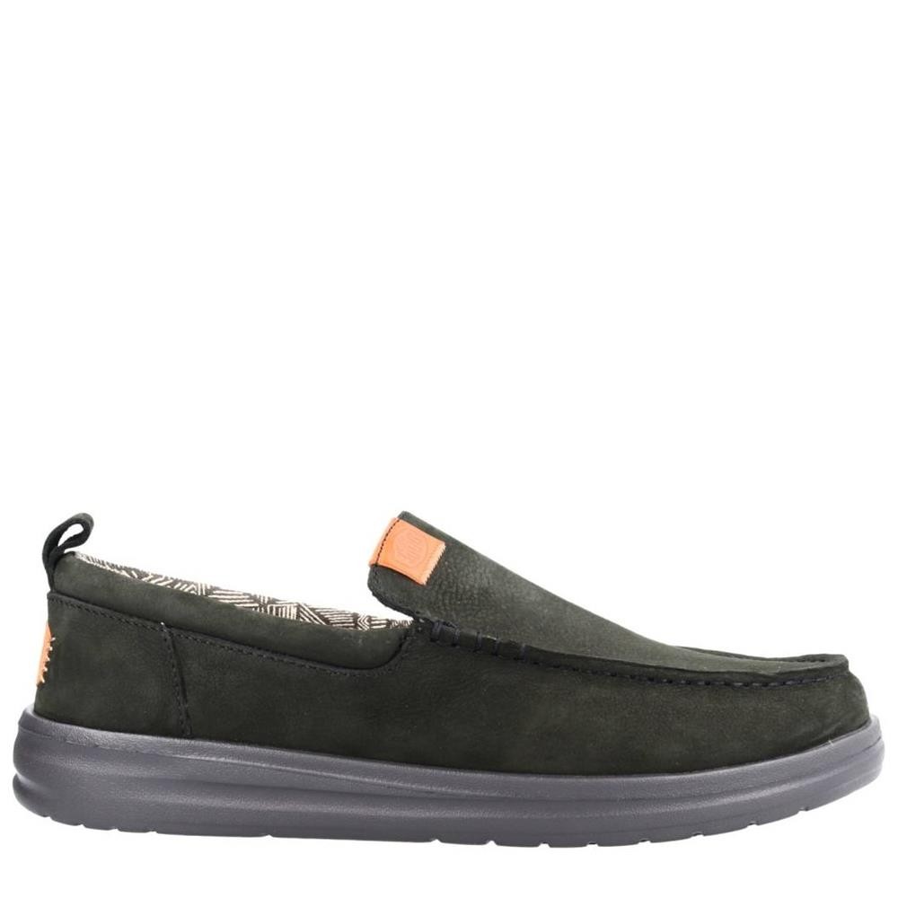 Cómoda  Mocasín hombre WALLY GRIP MOC CRAFT LEATHER de HEY DUDE en piel negra reciclada suave y resistente al agua. Plantilla ergonómica extraíble. Suela antideslizante Altura 2,5 CM Referencia
