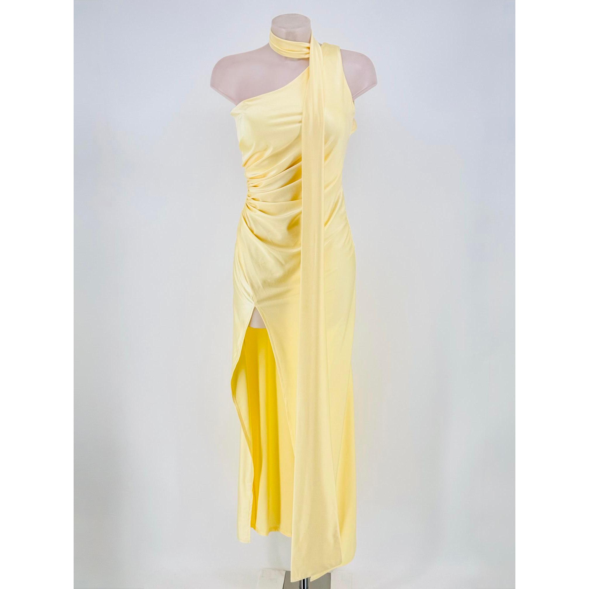 Vestido largo de tejido elástico satinado. Choker al cuello y escote asimétrico, falda con diseño drapeado y abertura en la pierna. Fruncido lateral