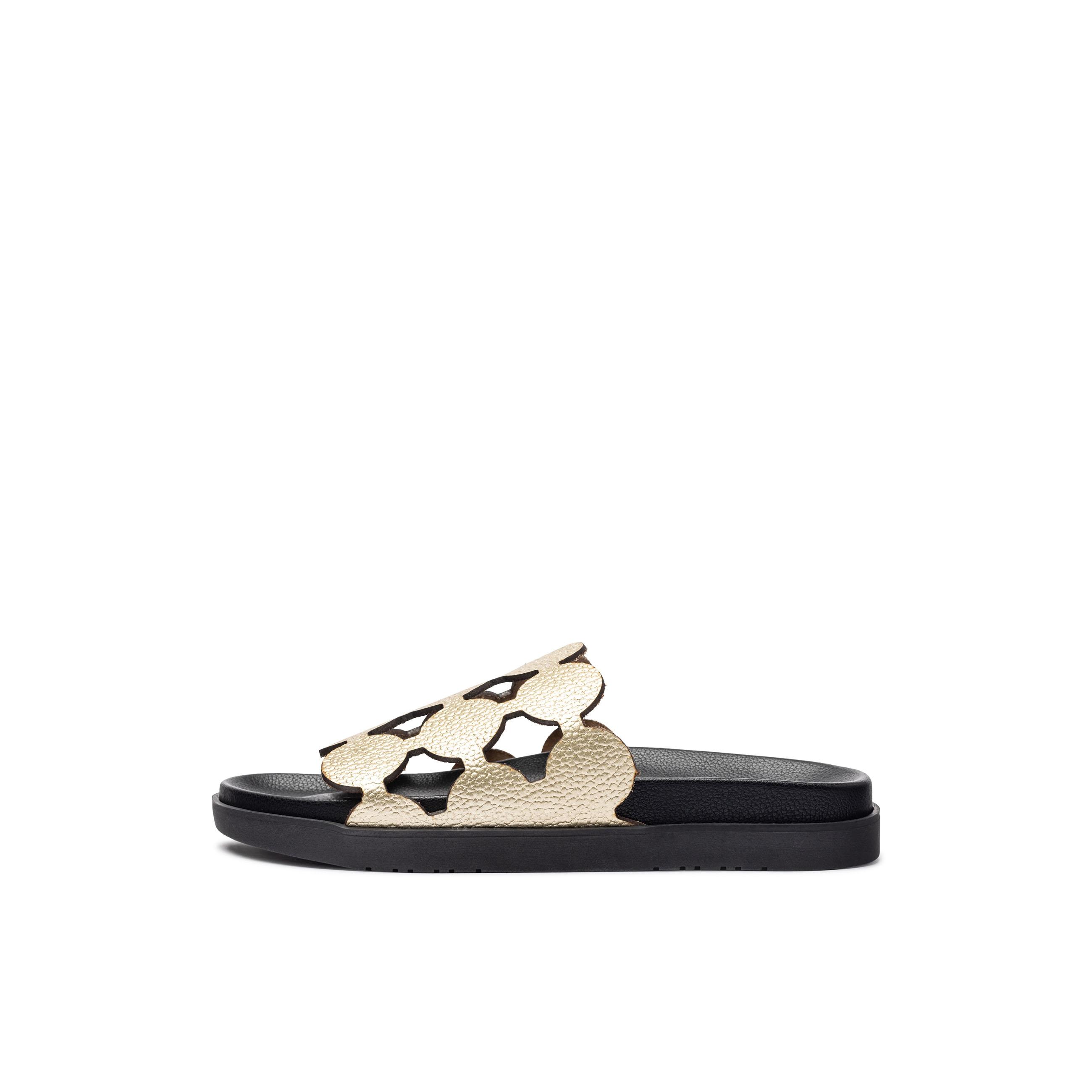 YOKONO sandalia plana MORENA-256 DORADO | Zapatos mujer Primavera-Verano | Piel vacuna  Perla | 2 CM