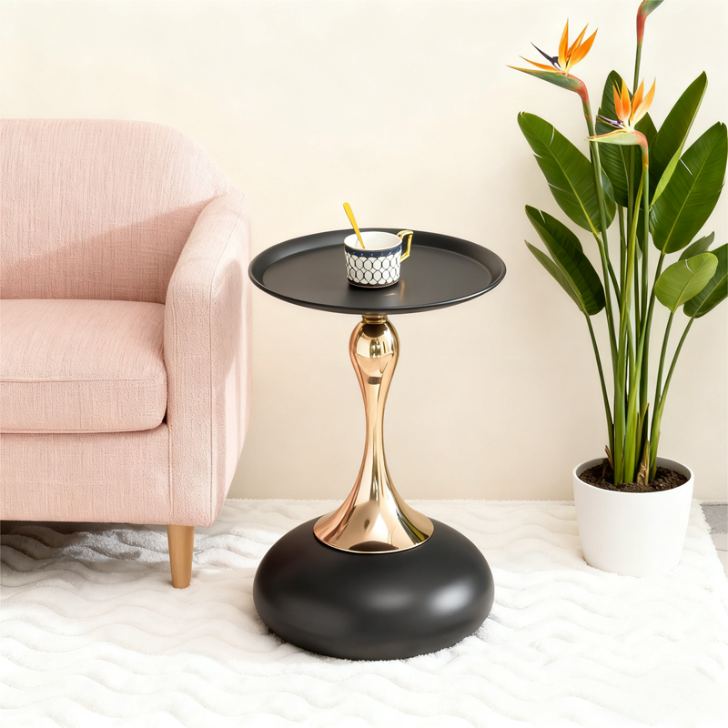Petite table d’appoint ronde noire et dorée en acier au carbone avec plateau métallique