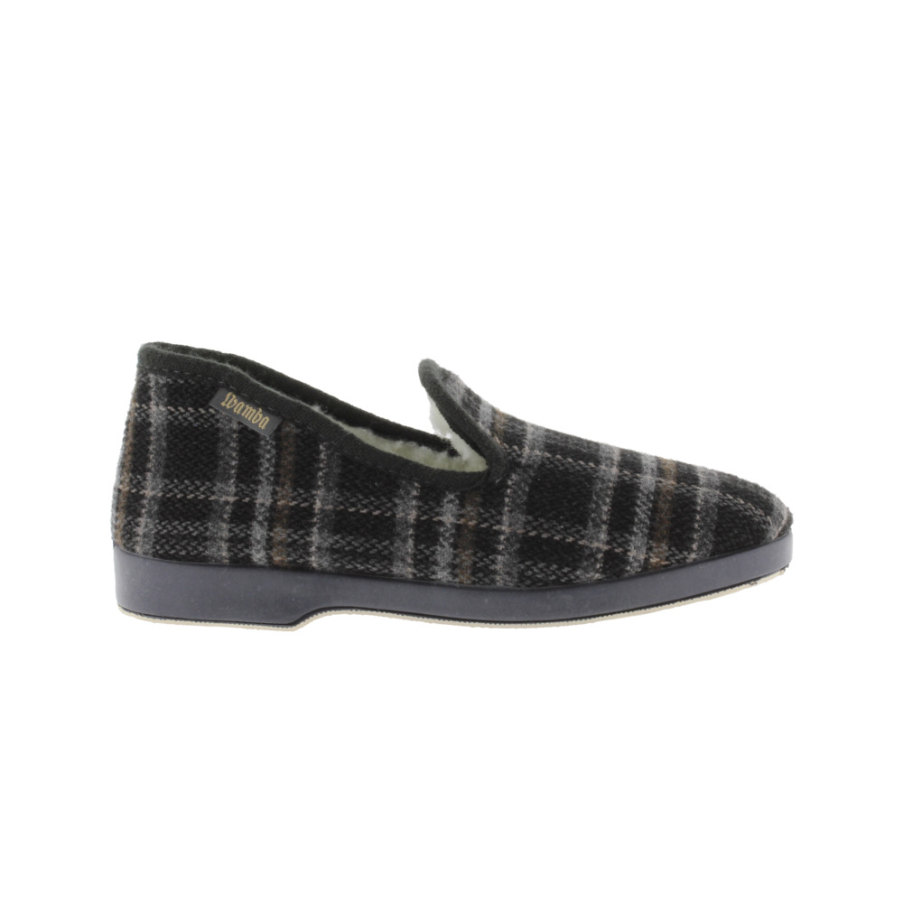 Wamba Confortable Zapatillas de casa cerradas de cuadros con interior de borreguito y suela al tono. Marca de Calzados Victoria 202001