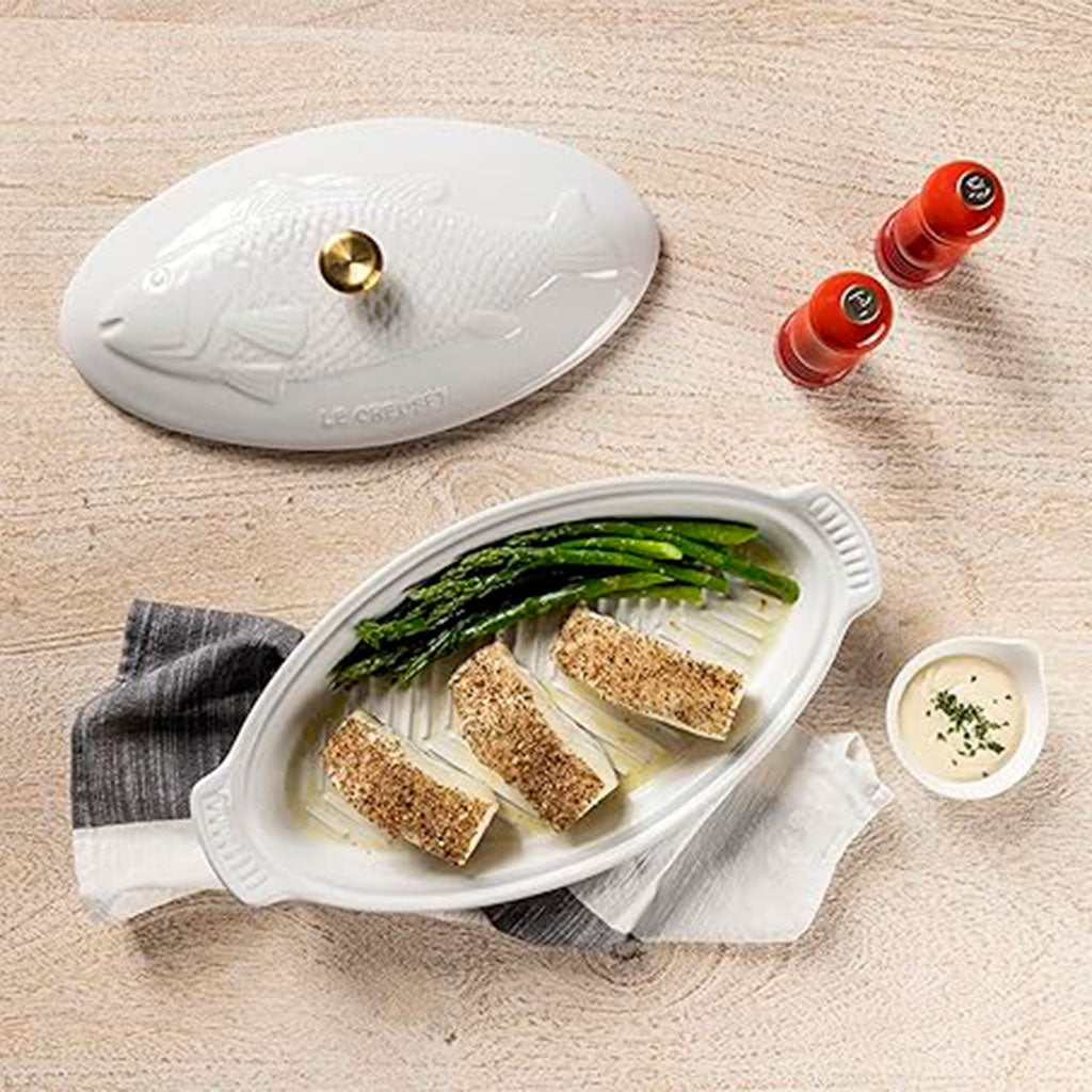 Fuente de Cocina Esmaltada en Gres de Le Creuset, Ideal para Hornear Pescado, Verduras y Carnes, Diseño Exclusivo con Relieve de Pez