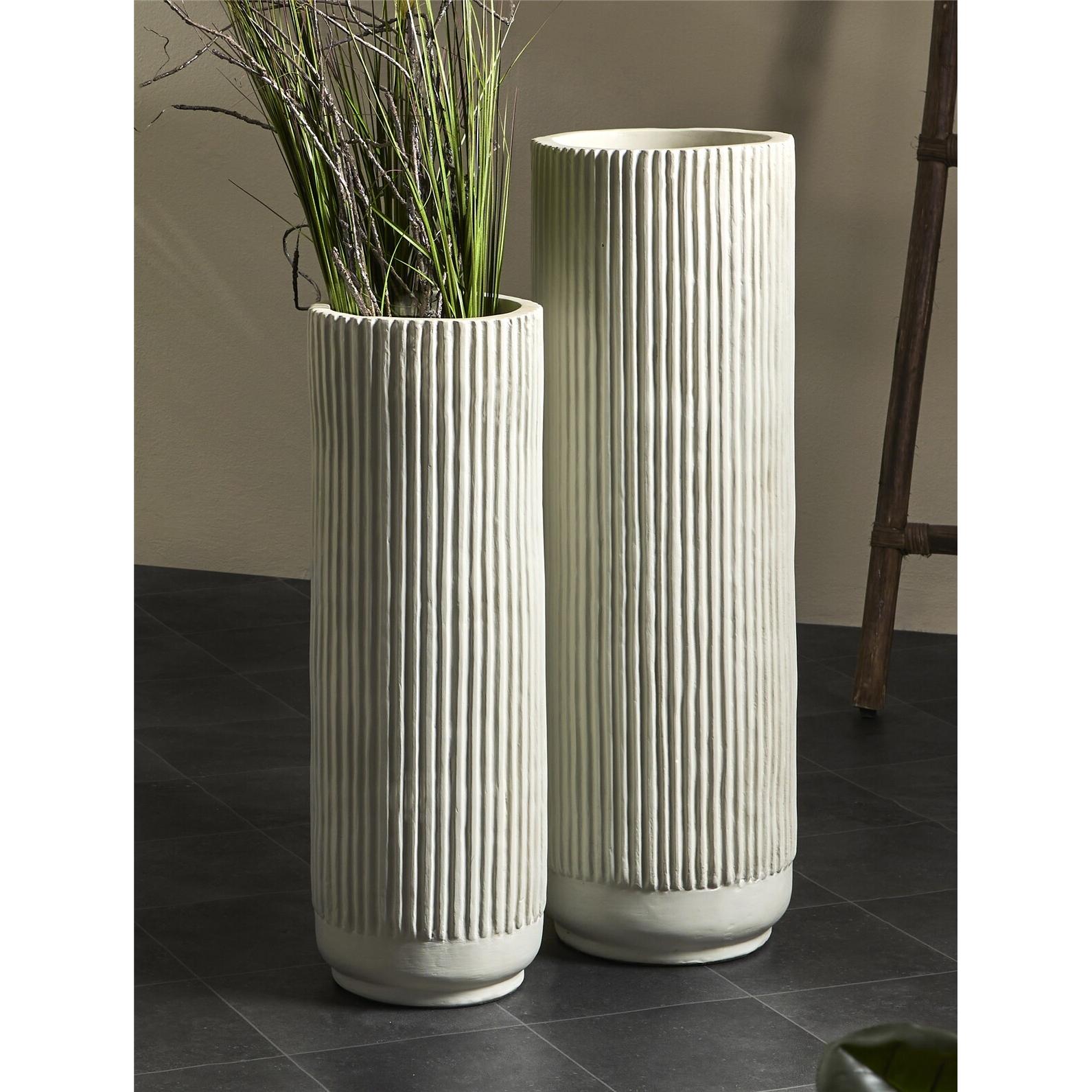 Vasija relieve lineas verticales beige 80 cms. s/2 26dx80 cms. El mejor complemento para tu hogar.