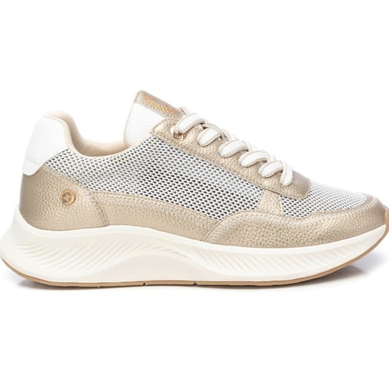 XTI - Zapatilla Deportiva para Mujer - Beige con Detalles Dorados - Cómoda y Versátil
