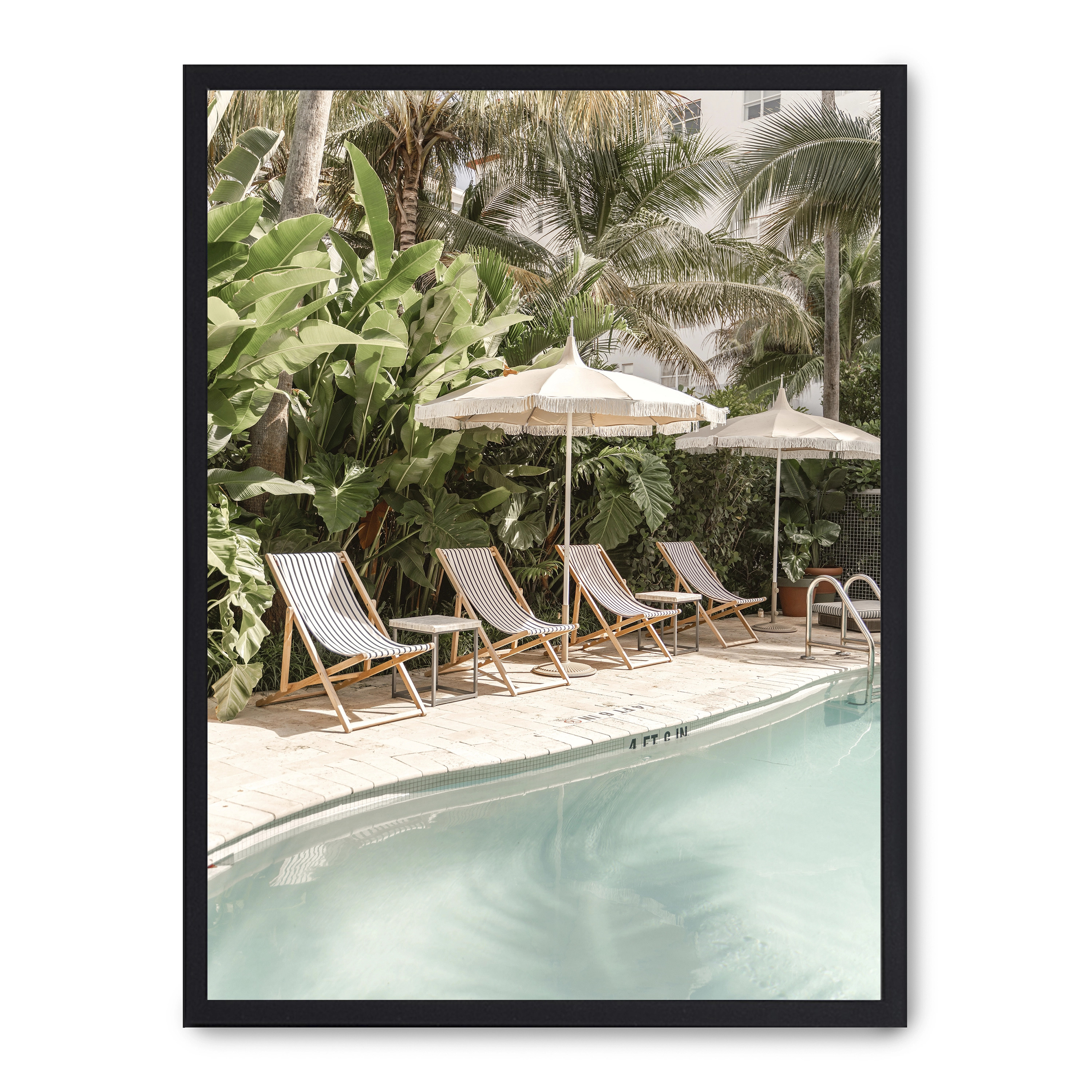 Cuadro poolside serenity 30x40cm, Póster impreso en papel de primera calidad de 180gr, montado sobre marco de madera MDF acabado en negro., Arquitectura