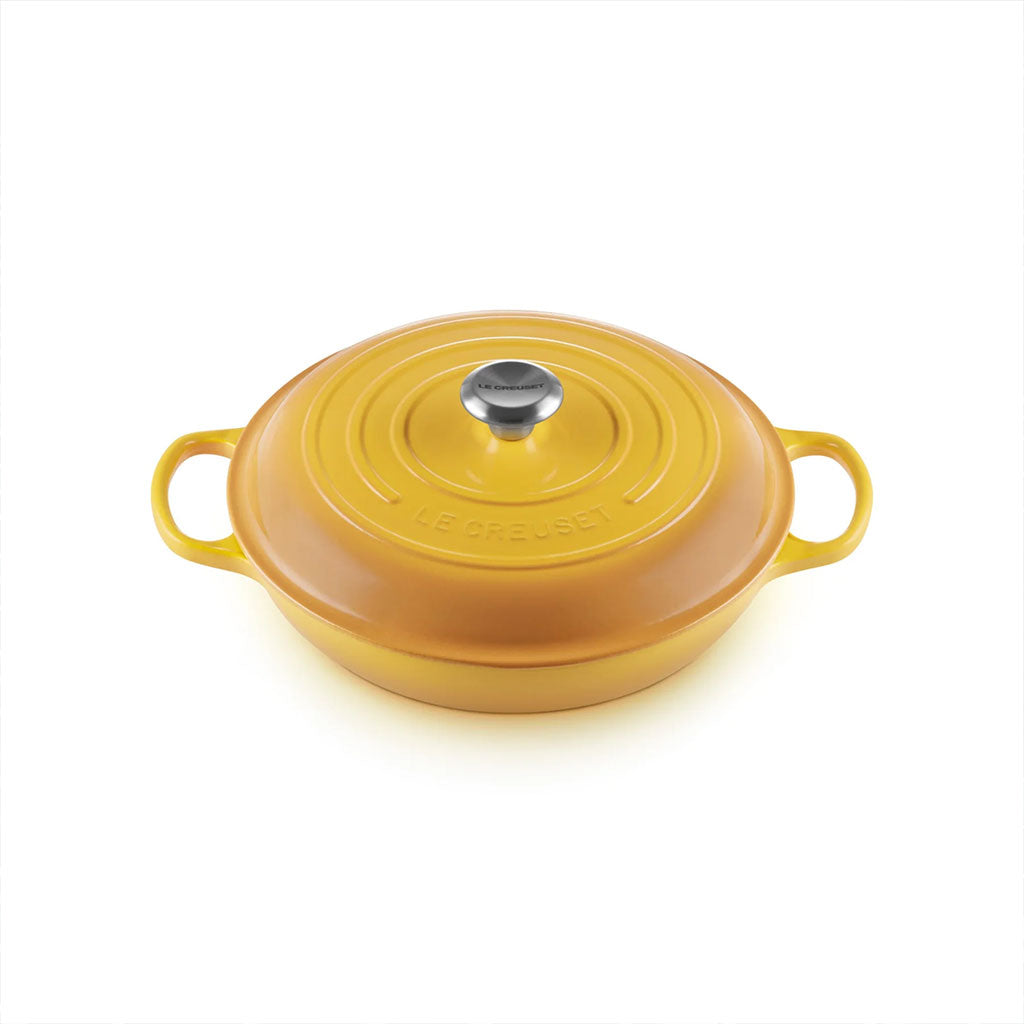 Olla Cocotte Baja de Hierro Fundido Le Creuset, Color Cereza con Interior Negro, Ideal para Arroces y Guisos, 26 cm o 30 cm