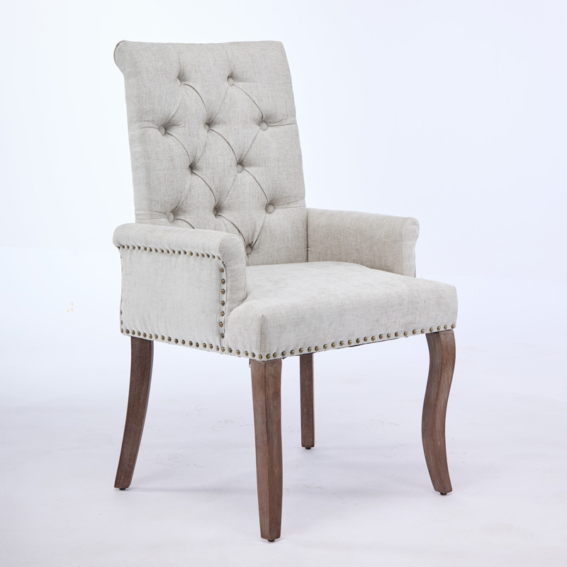Chaise de salle à manger beige en chenille avec accoudoirs, dossier capitonné et pieds courbés en bois massif