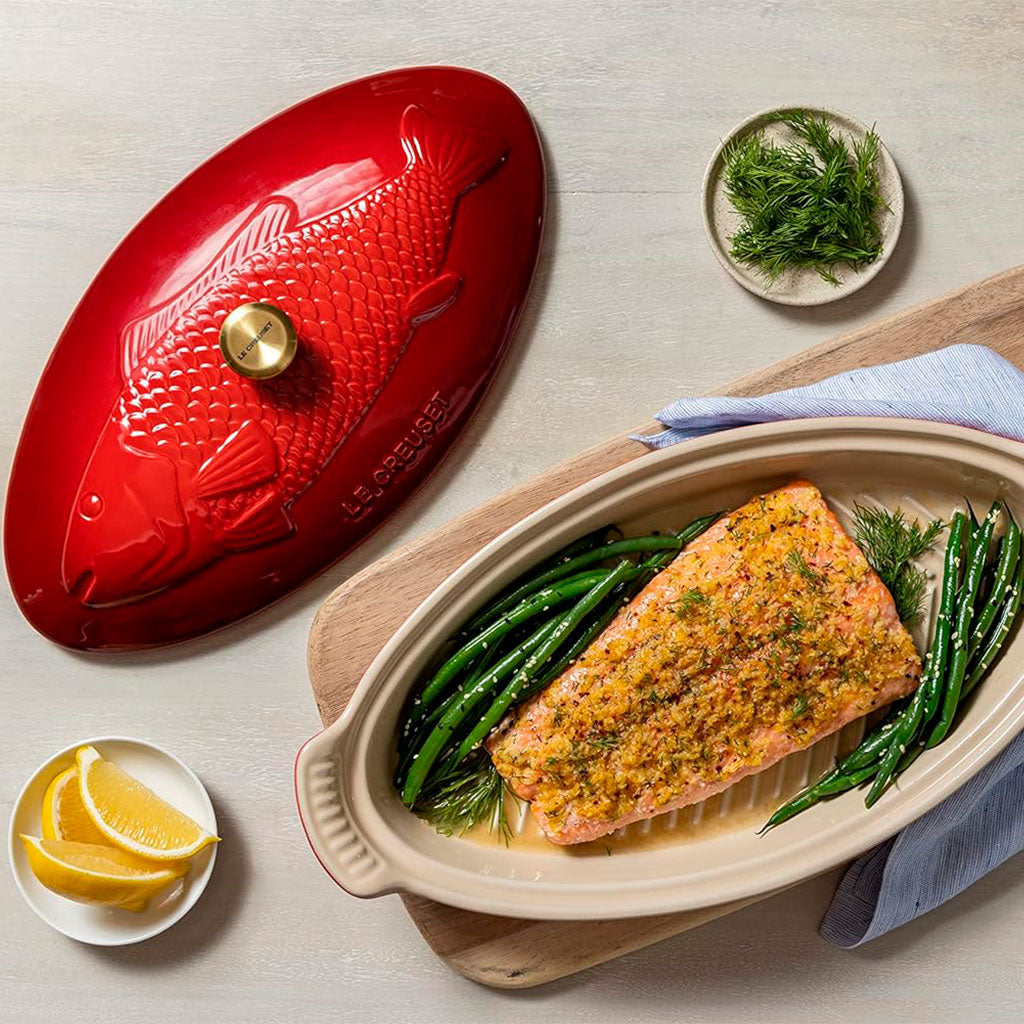 Fuente de Cocina Esmaltada en Gres de Le Creuset, Ideal para Hornear Pescado, Verduras y Carnes, Diseño Exclusivo con Relieve de Pez