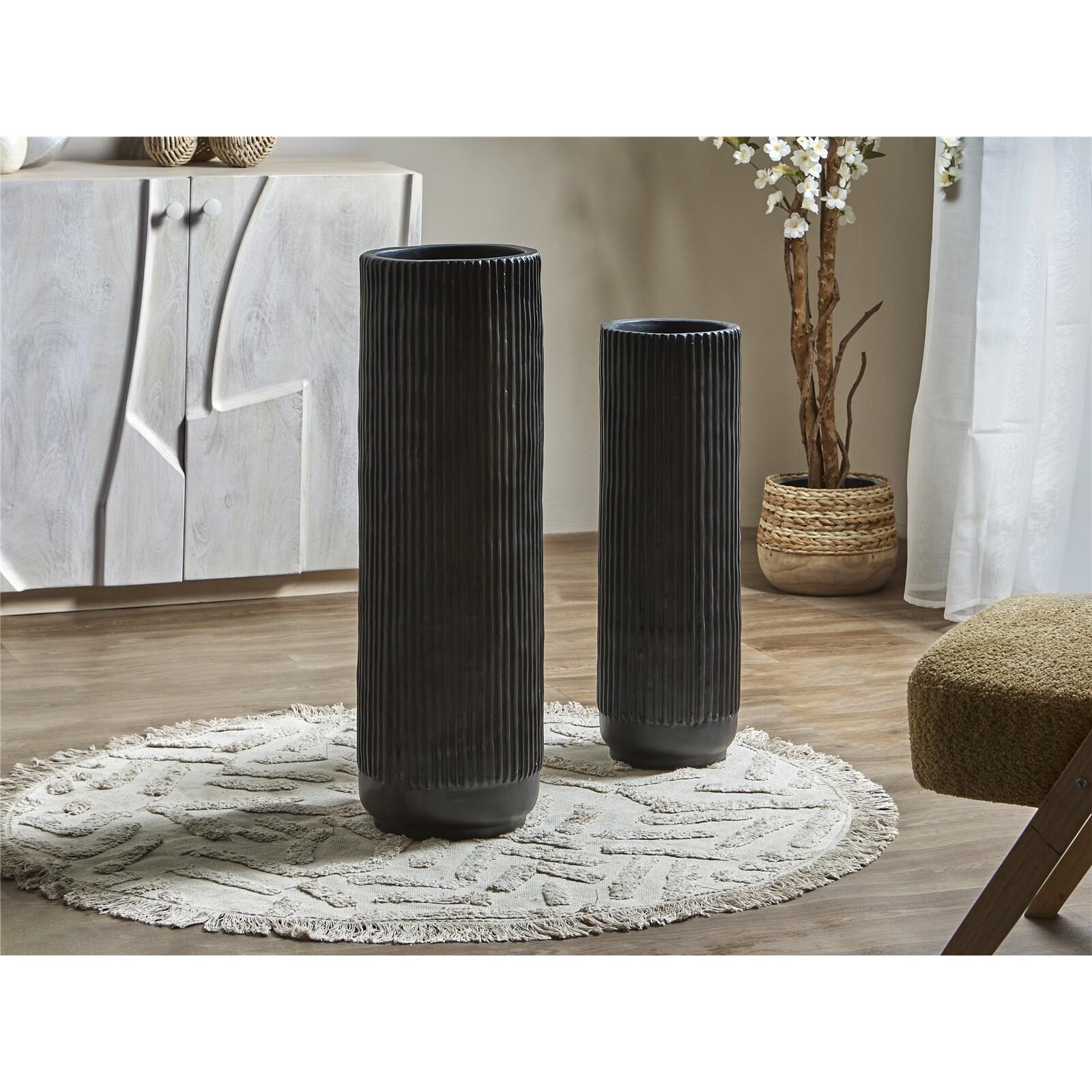 Vasija relieve lineas verticales negro 80 cms. s/2 26dx80 cms. El mejor complemento para tu hogar.