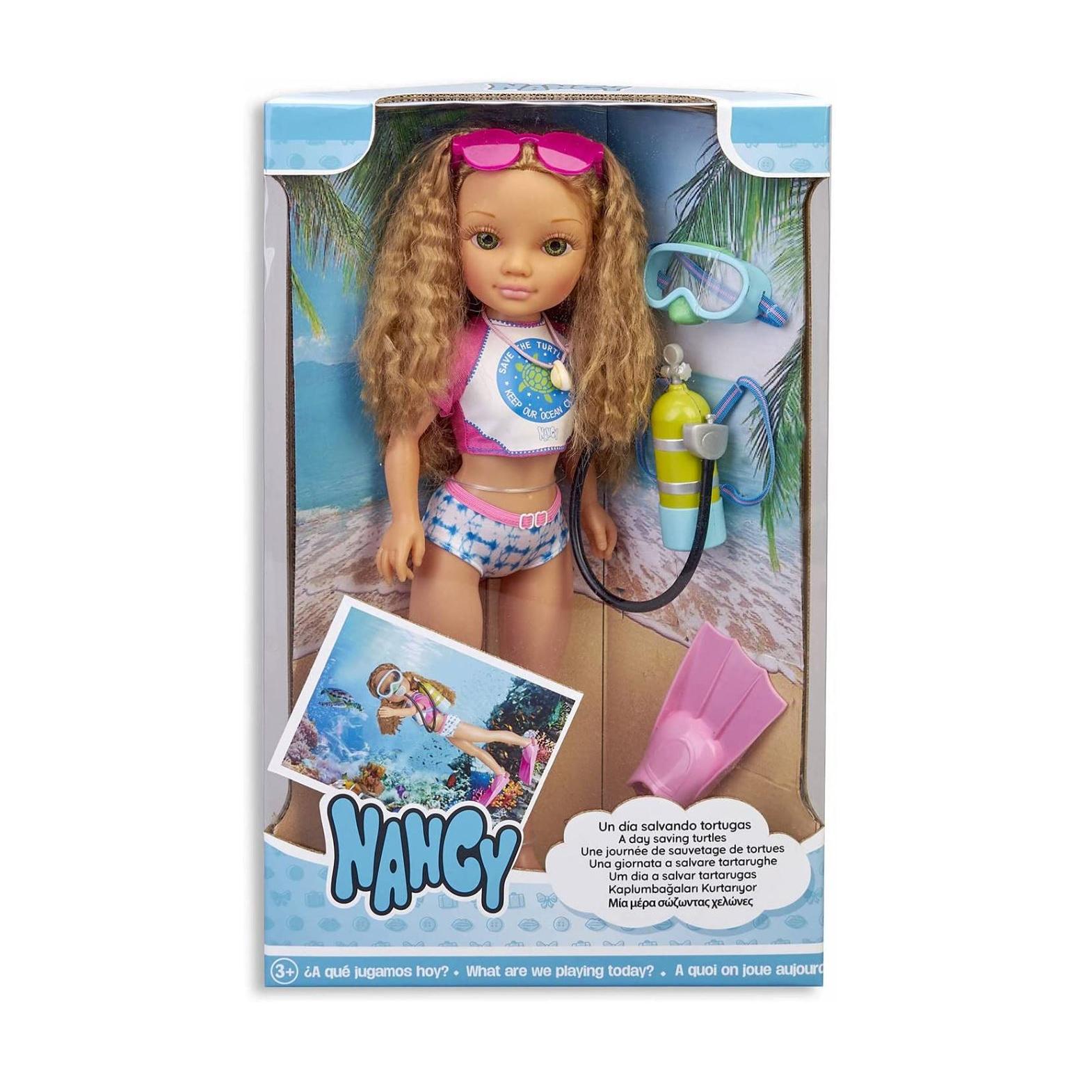 Nancy - Nancy, un día salvando Tortugas, muñeca de Pelo Rizado con Traje de baño y Accesorios de Buceo para niños y niñas a Partir de 3 años (Famosa 700016254)