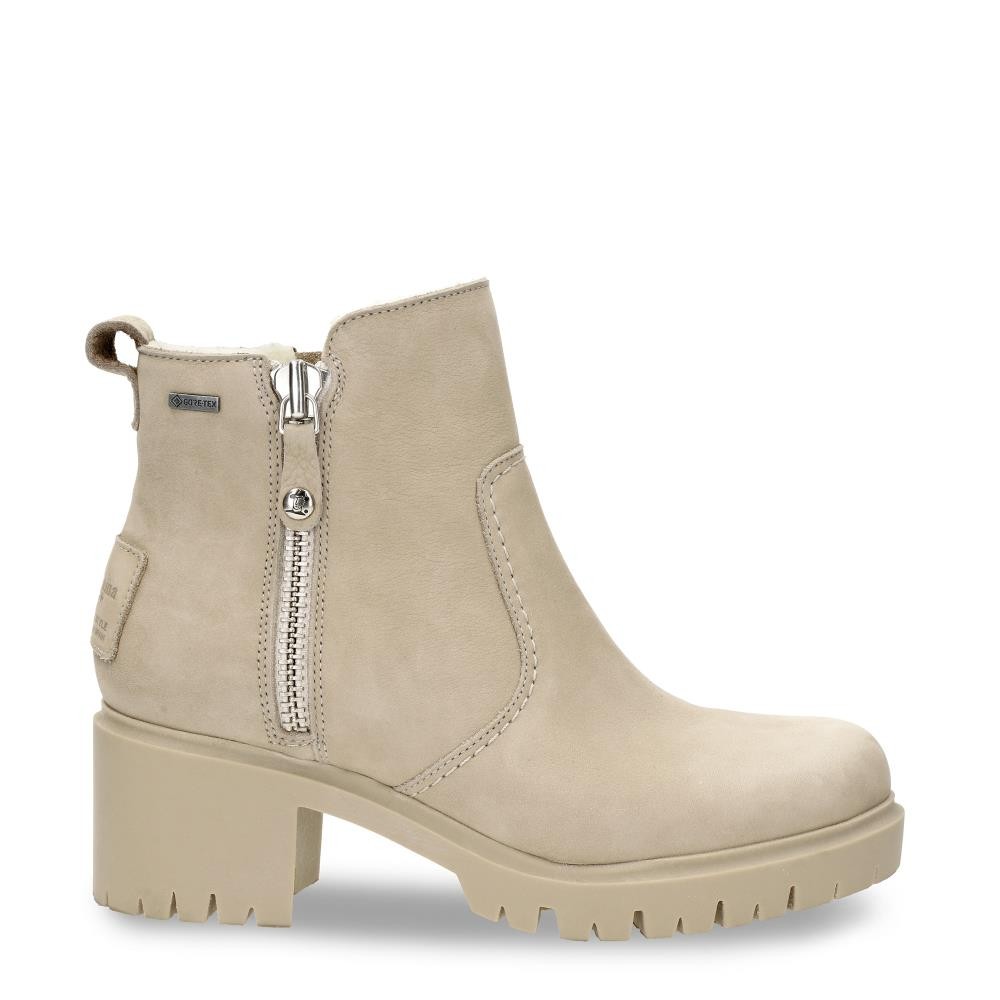 Cómoda  Botín mujer de Panama Jack Pauline B1, en suave nubuck ofwhite con membrana impermeable Gote-Tex. Ajuste cremallera. Cómodo piso flexible y antideslizante. Altura 5 CM Referencia PAULINE-GTX-B6
