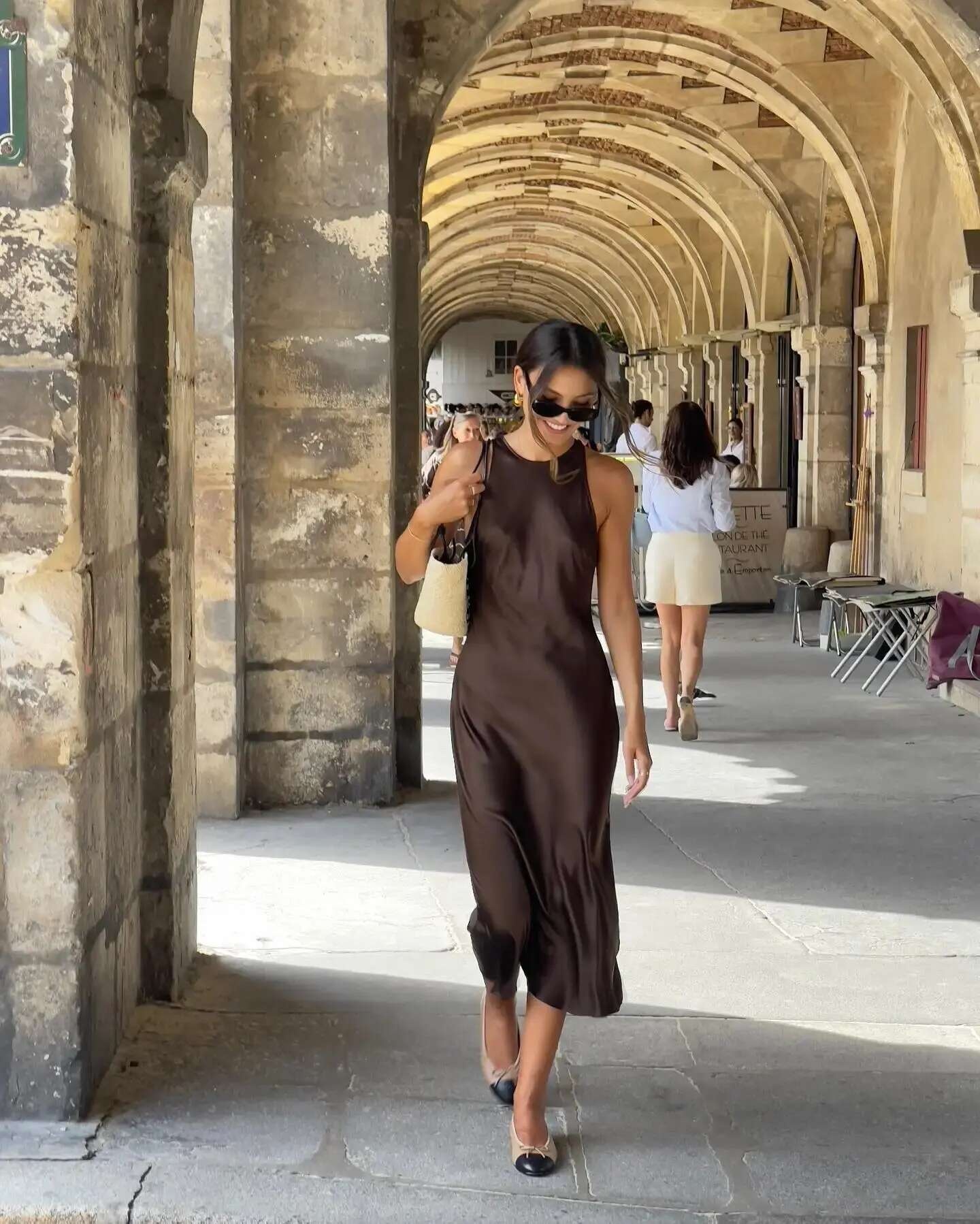 Vestido Midi elegante de satén sin mangas para mujer, vestidos ajustados a la moda de Color sólido con cuello redondo, Vestido de fiesta callejero elegante para mujer 2024 - details 5